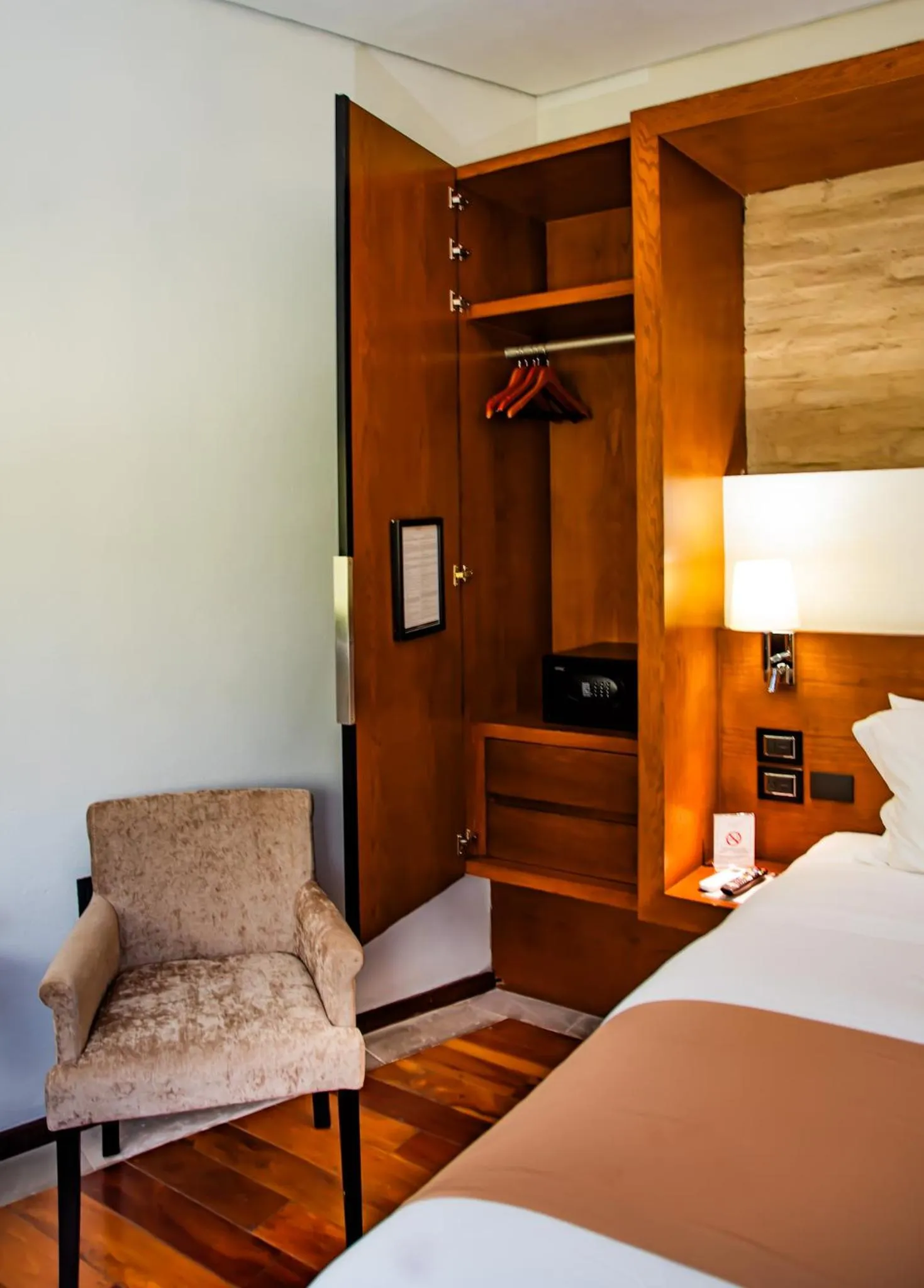 wardrobe, Bed in Hotel Boutique Casa Madero