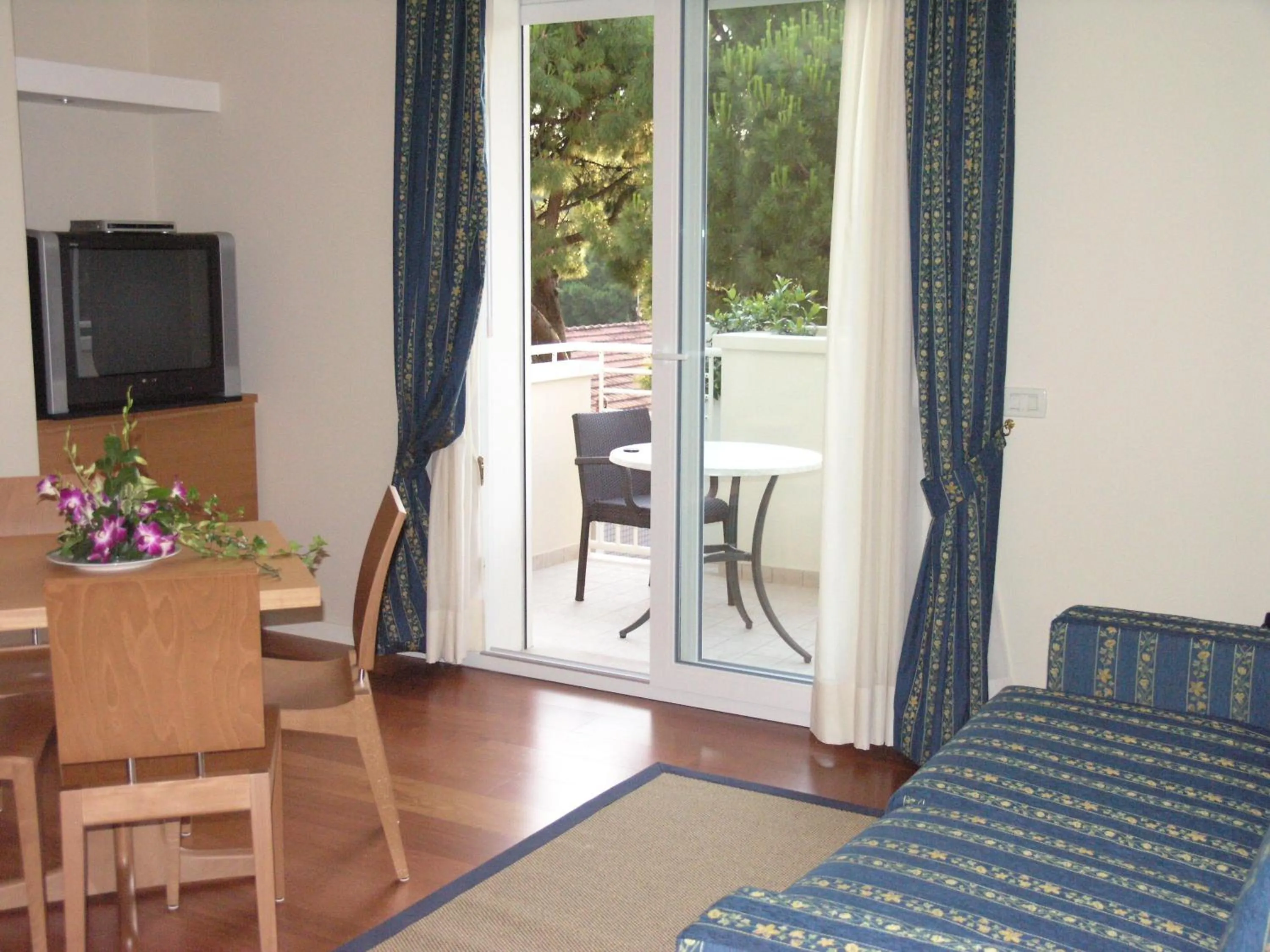 Balcony/Terrace, Bed in Aparthotel England