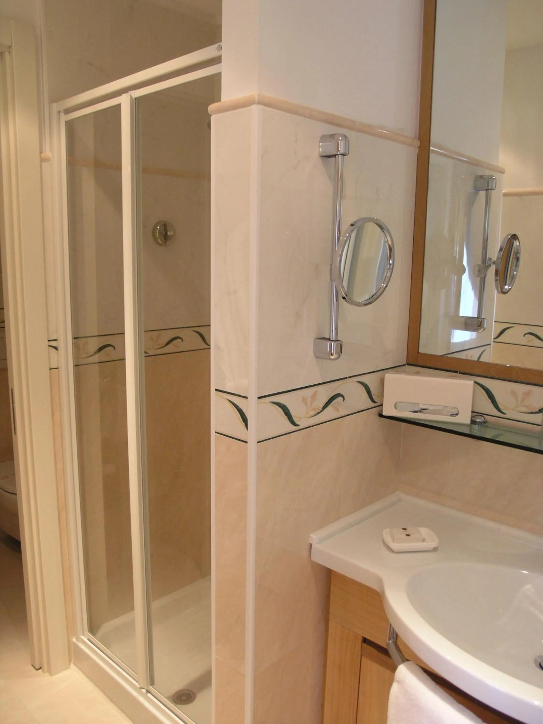 Shower in Aparthotel England