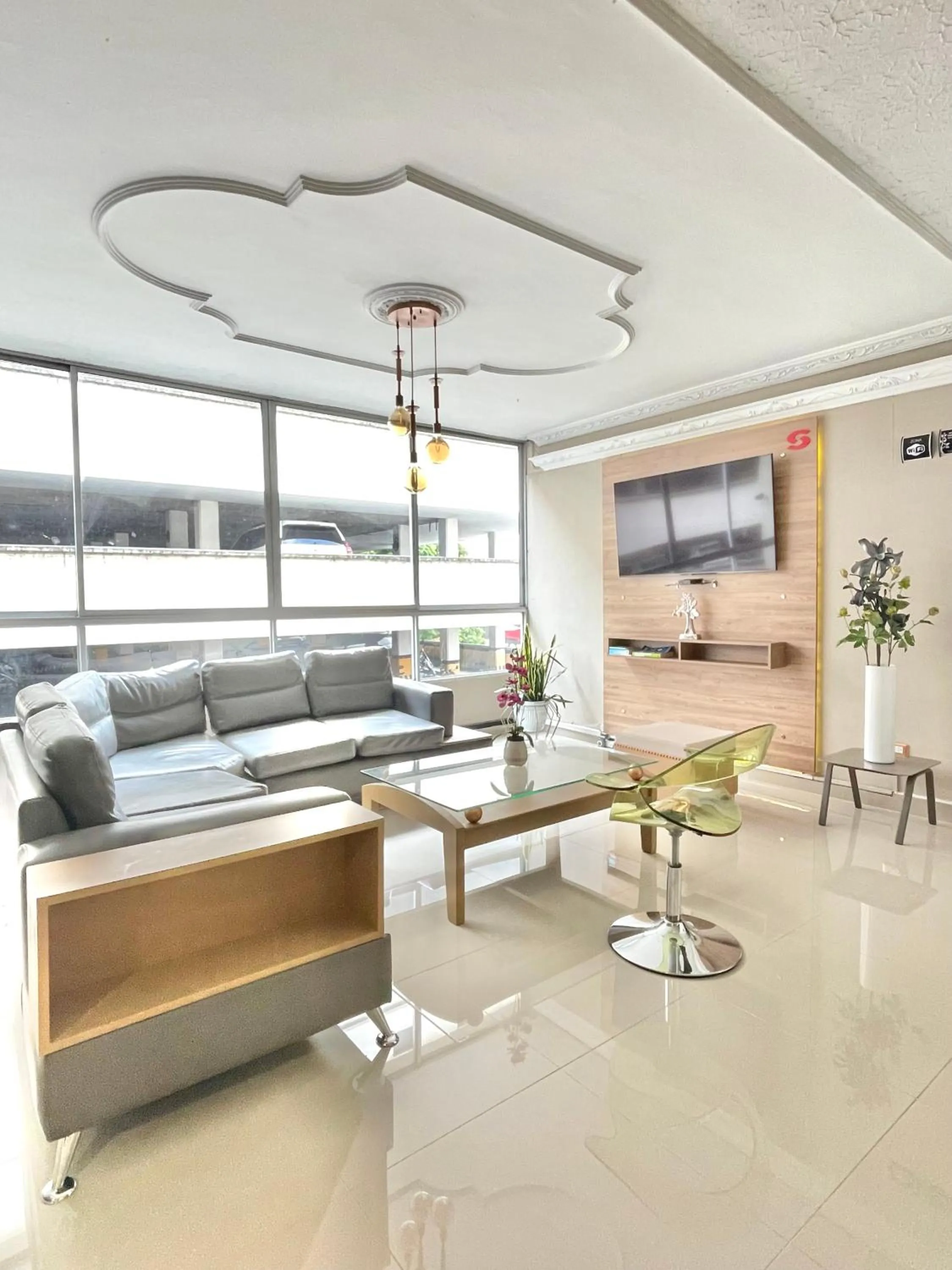 Communal lounge/ TV room in Hotel Suite Center Pereira