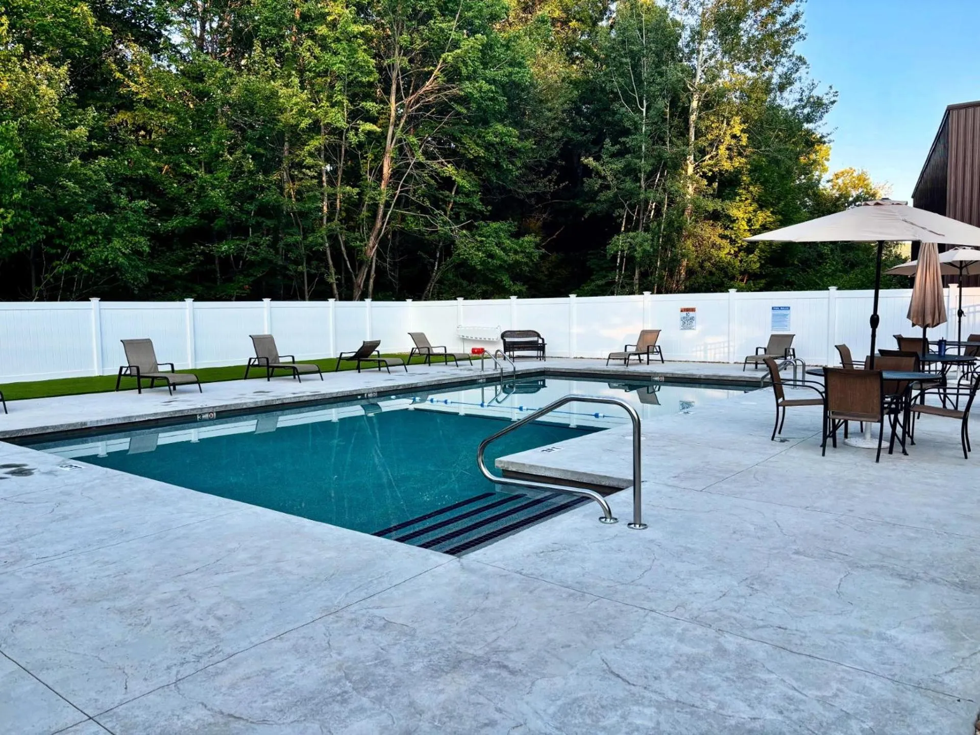 Swimming pool in Misty Harbor Resort