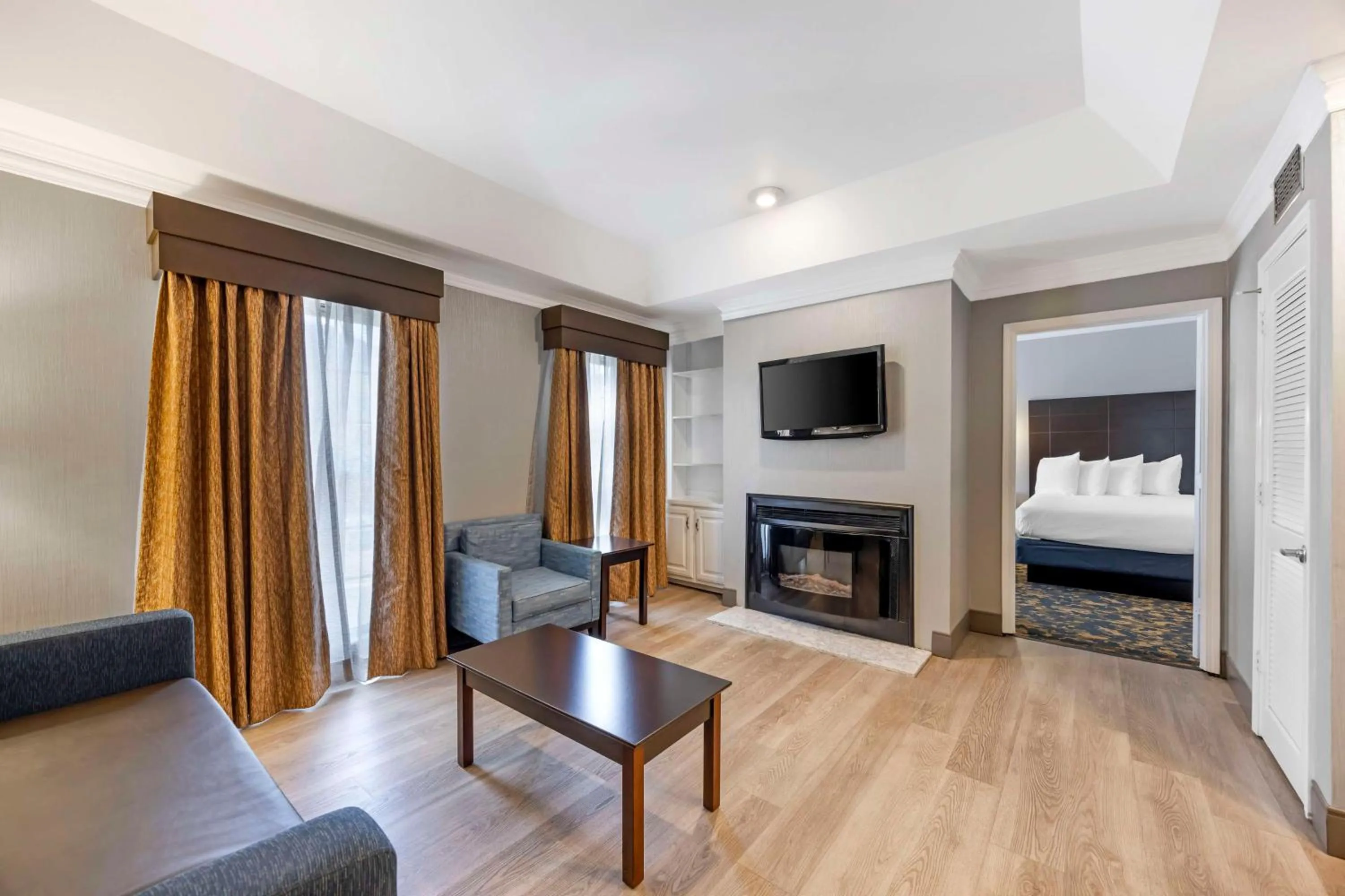 Photo of the whole room, Bed in Best Western Brentwood