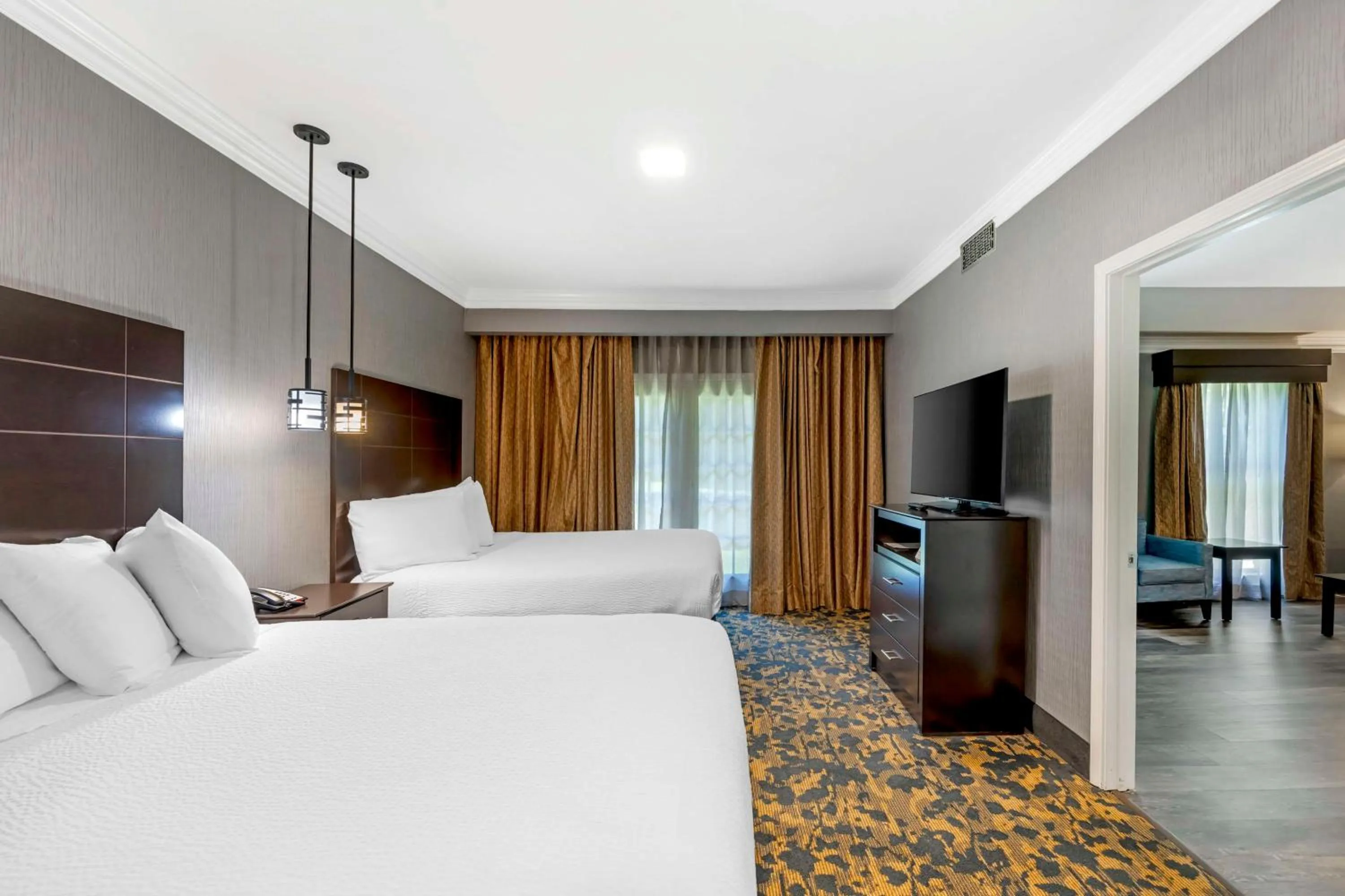 Photo of the whole room, Bed in Best Western Brentwood