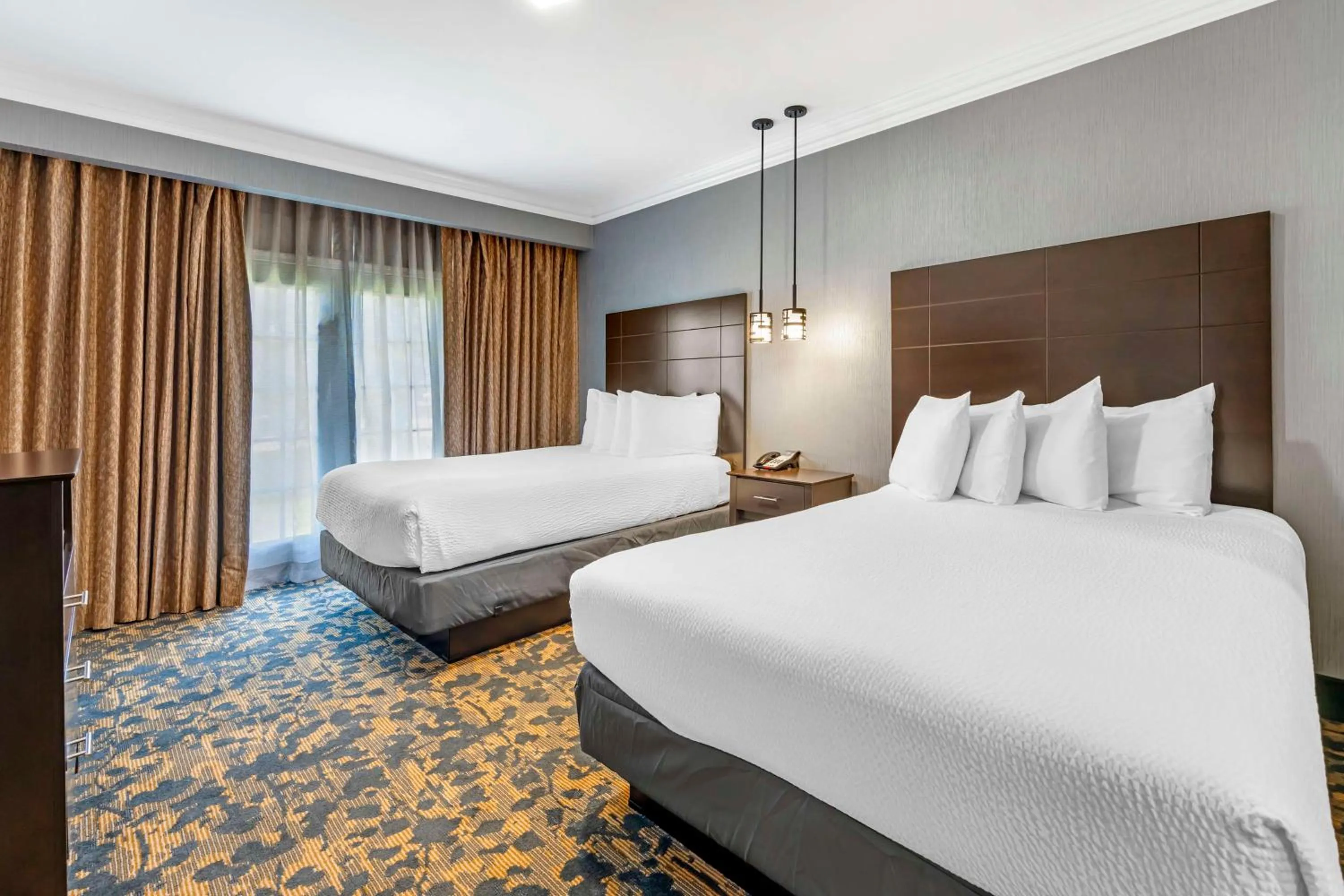 Photo of the whole room, Bed in Best Western Brentwood