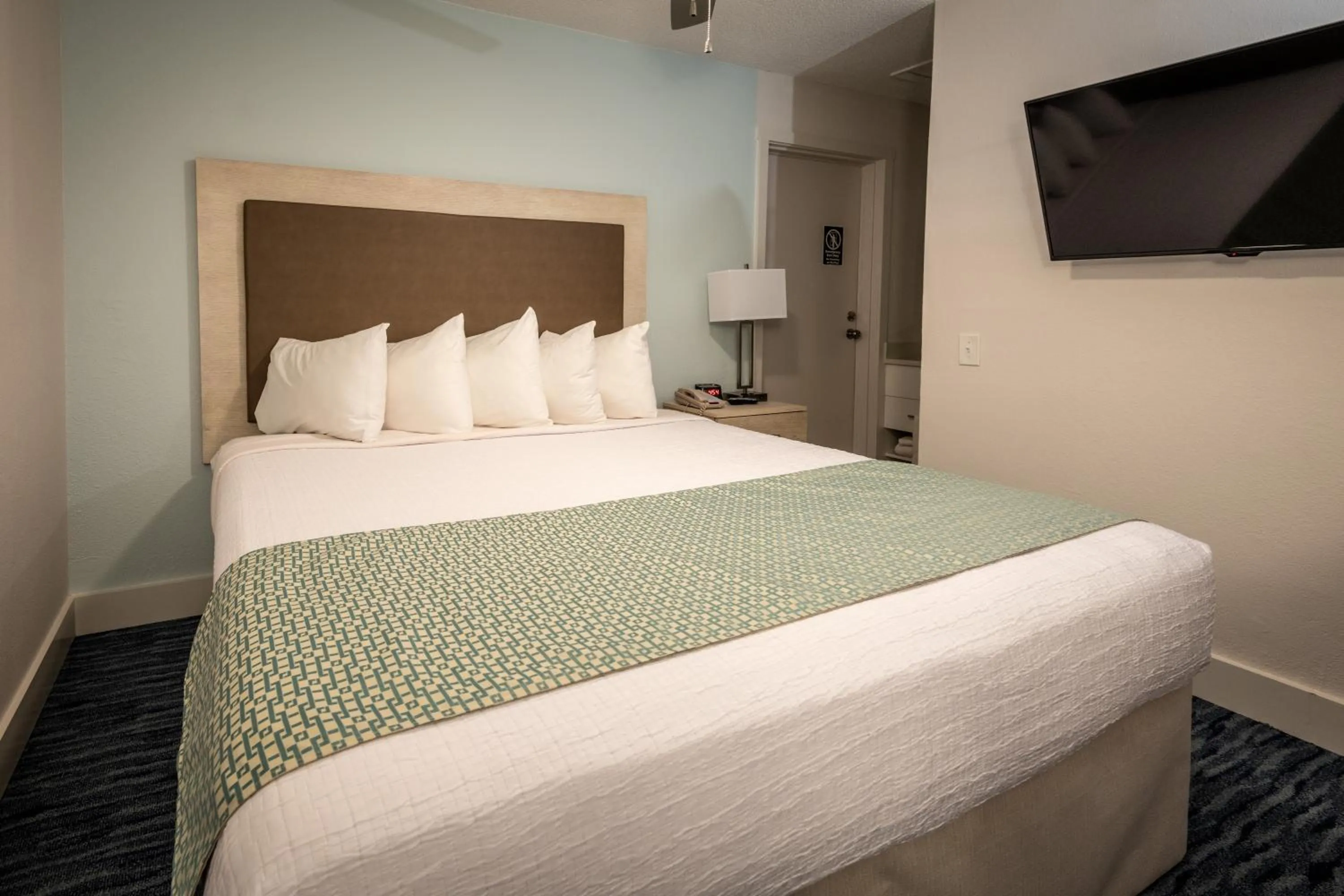 Bed in Palmera Inn and Suites