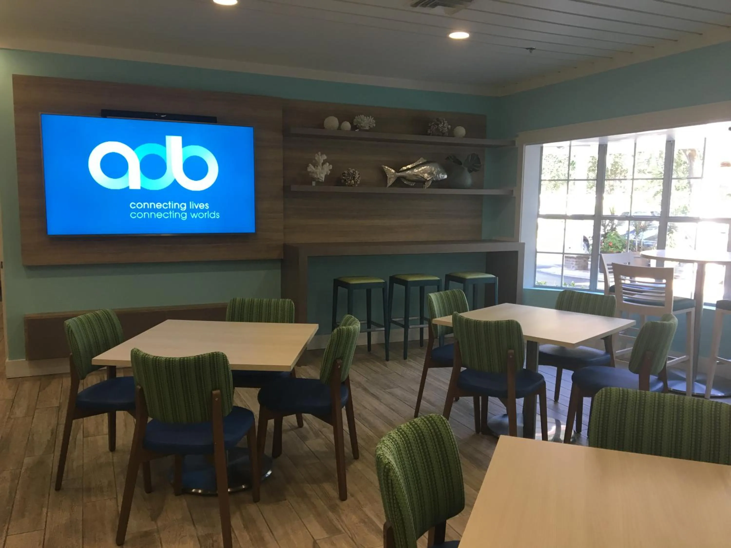 Communal lounge/ TV room in Palmera Inn and Suites