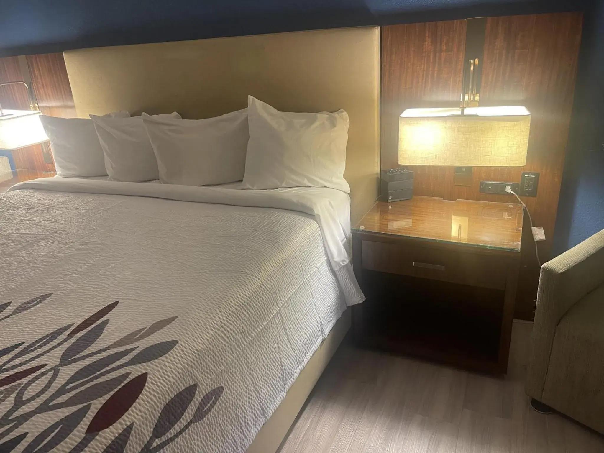 Suite King Room Non-Smoking in Red Roof Inn & Suites Hinesville Suite King Room Non-Smoking in Red Roof Inn & Suites Hinesville