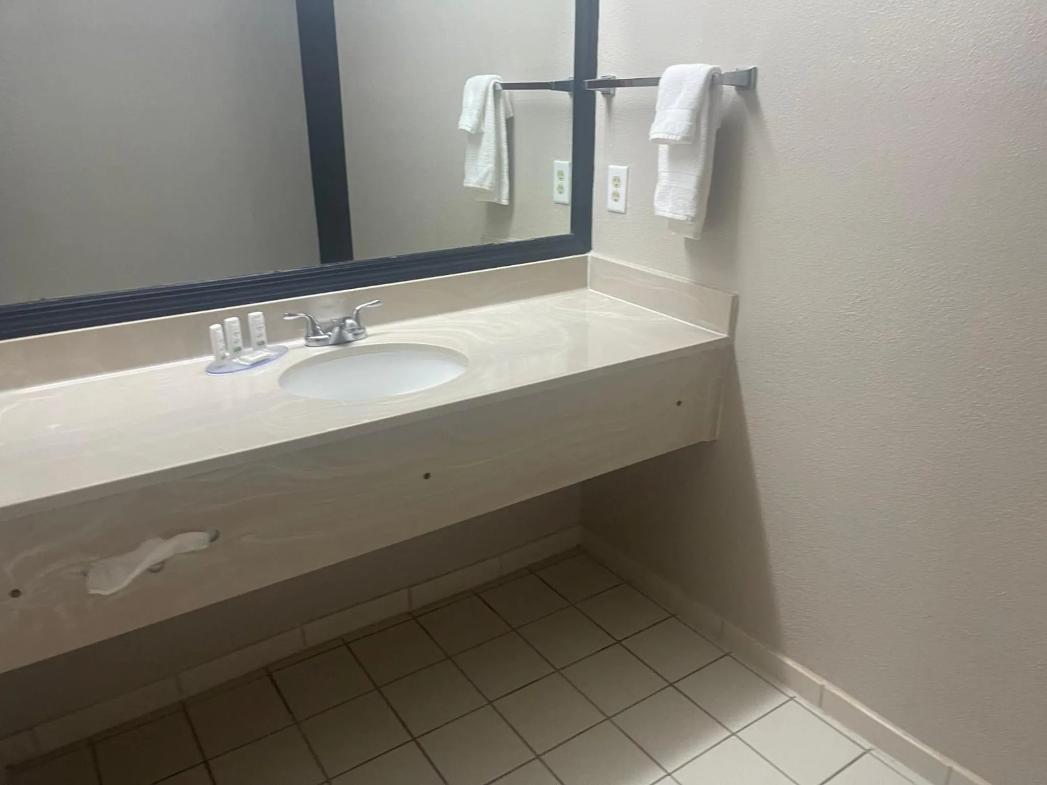 Bathroom in Red Roof Inn & Suites Hinesville