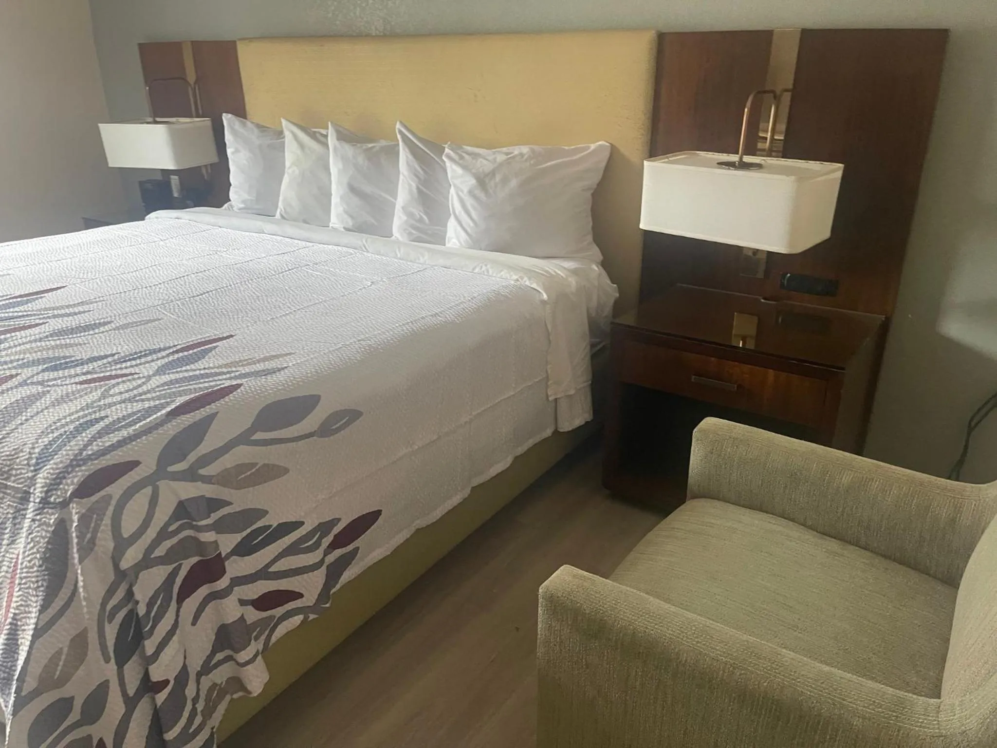 Photo of the whole room, Bed in Red Roof Inn & Suites Hinesville