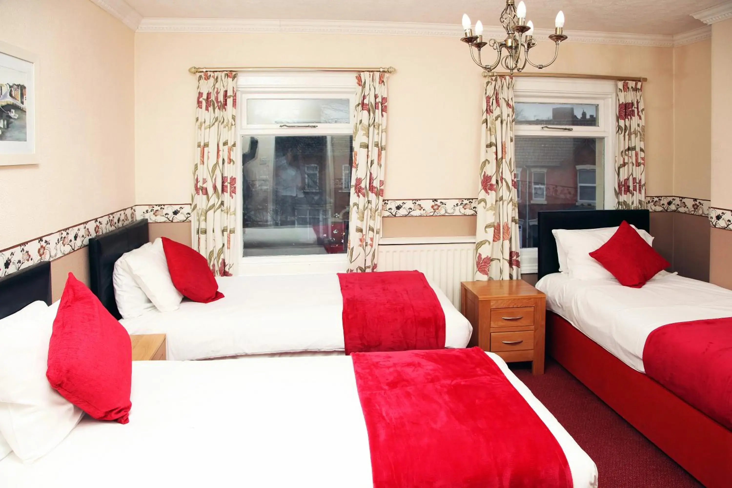 Triple Room with Bathroom in The Columbia Hotel Triple Room with Bathroom in The Columbia Hotel