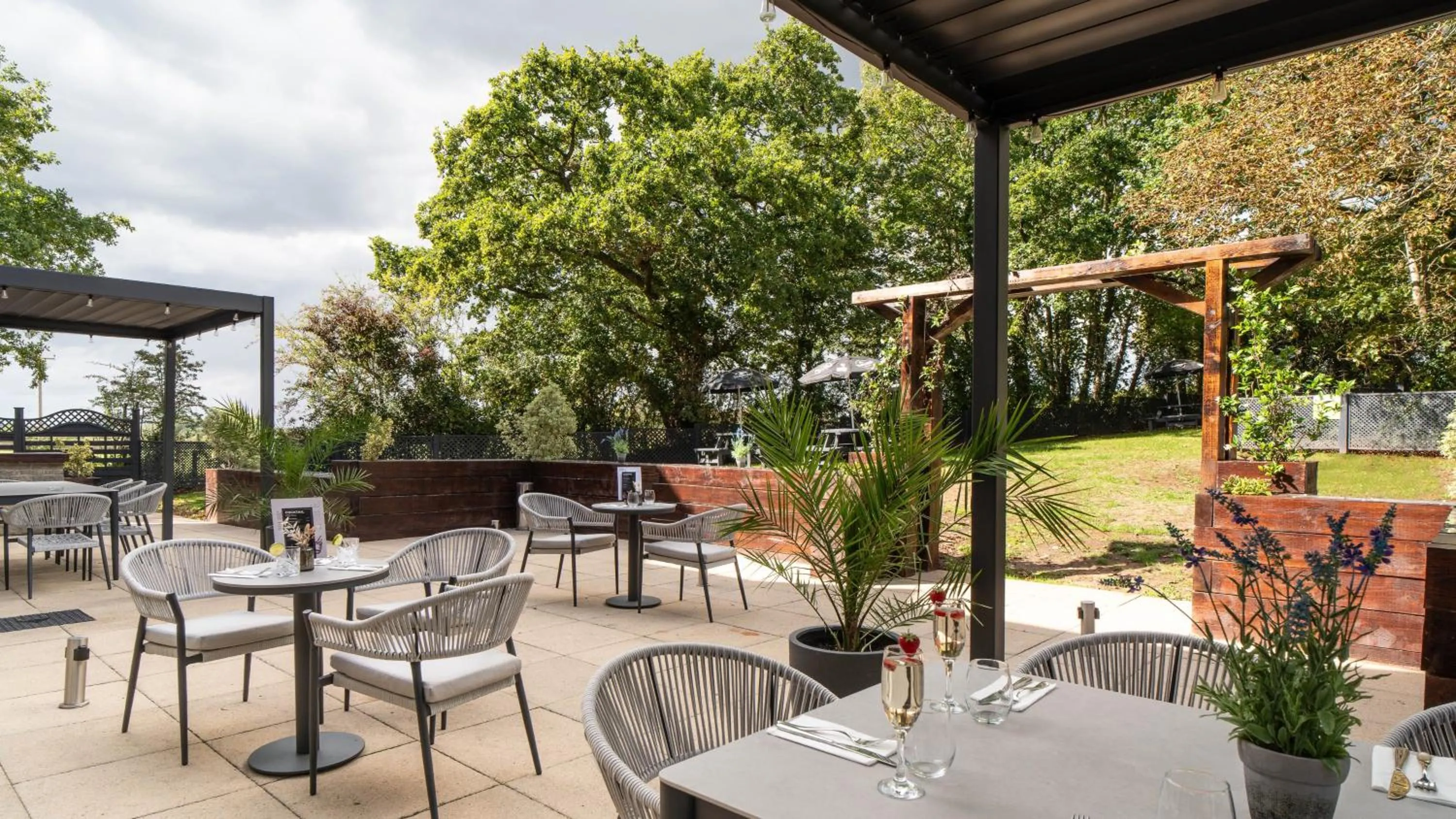 Restaurant/places to eat in Holiday Inn Bristol Airport by IHG