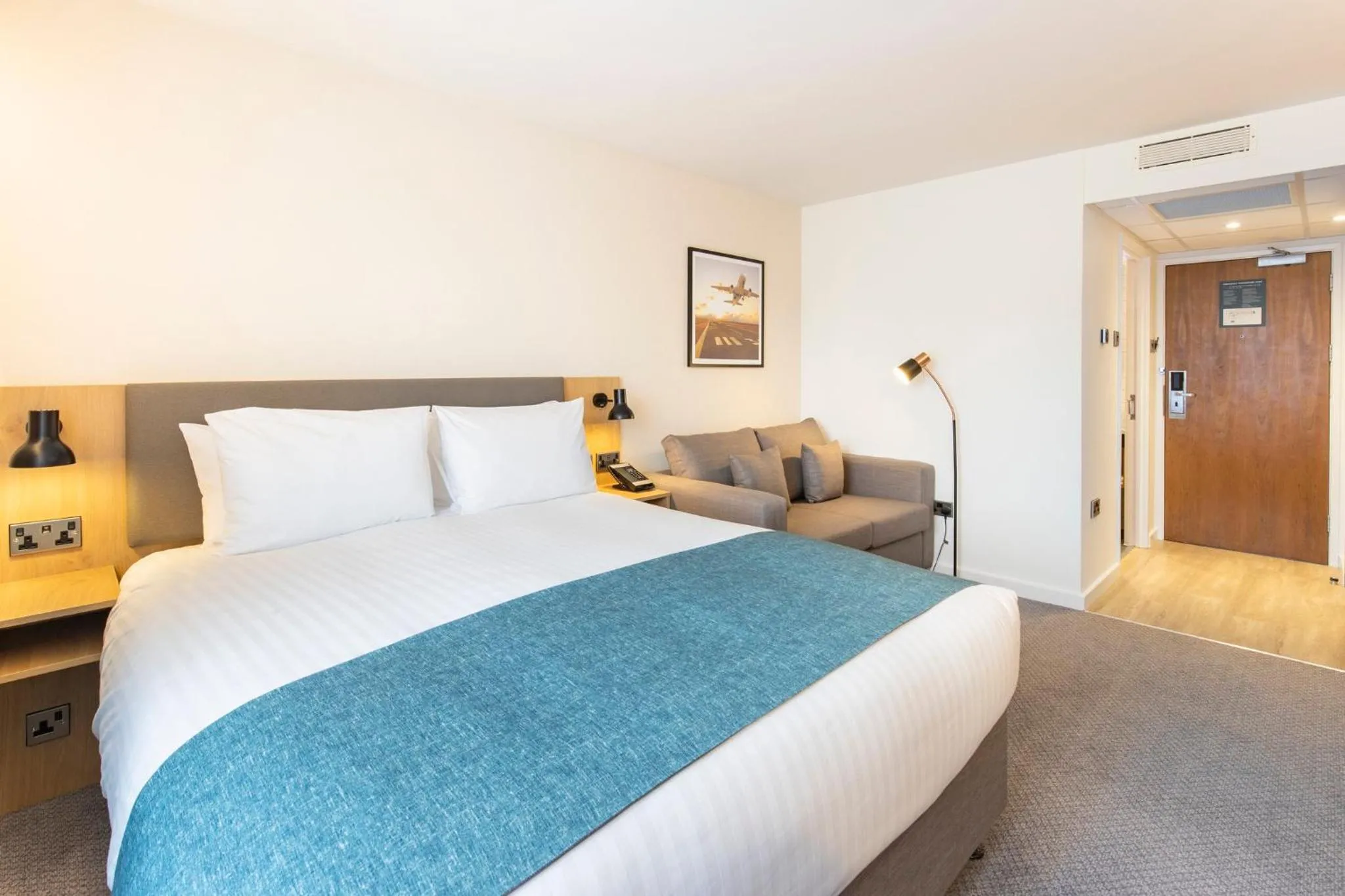 Photo of the whole room, Bed in Holiday Inn Bristol Airport by IHG