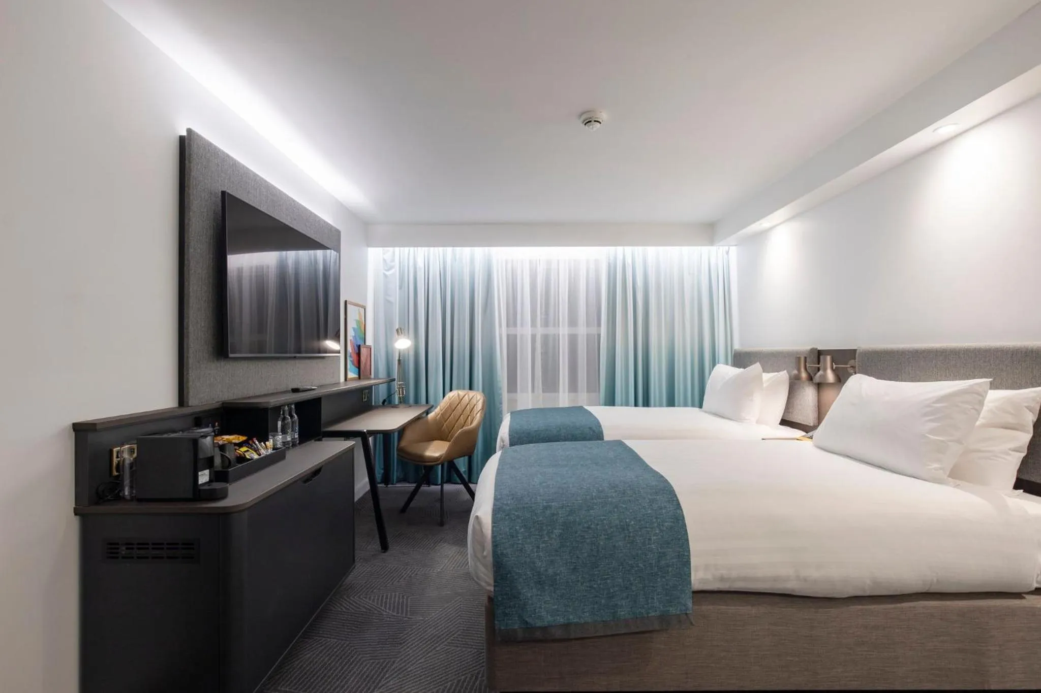 Photo of the whole room, Bed in Holiday Inn Bristol Airport by IHG