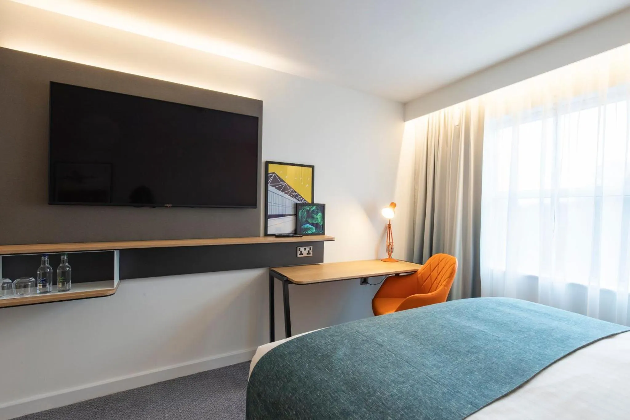 Photo of the whole room, Bed in Holiday Inn Bristol Airport by IHG