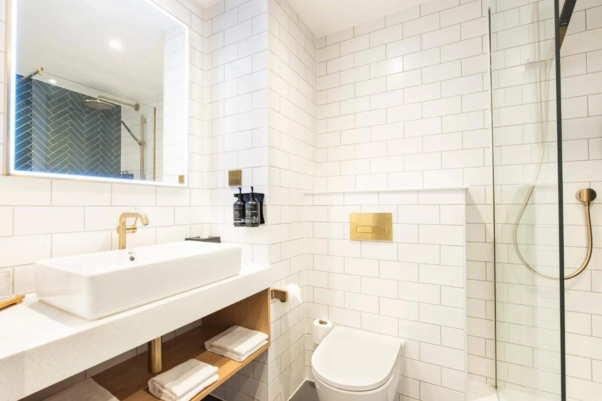 Premium Super King Room with Single Sofa Bed in Holiday Inn Bristol Airport by IHG Premium Super King Room with Single Sofa Bed in Holiday Inn Bristol Airport by IHG