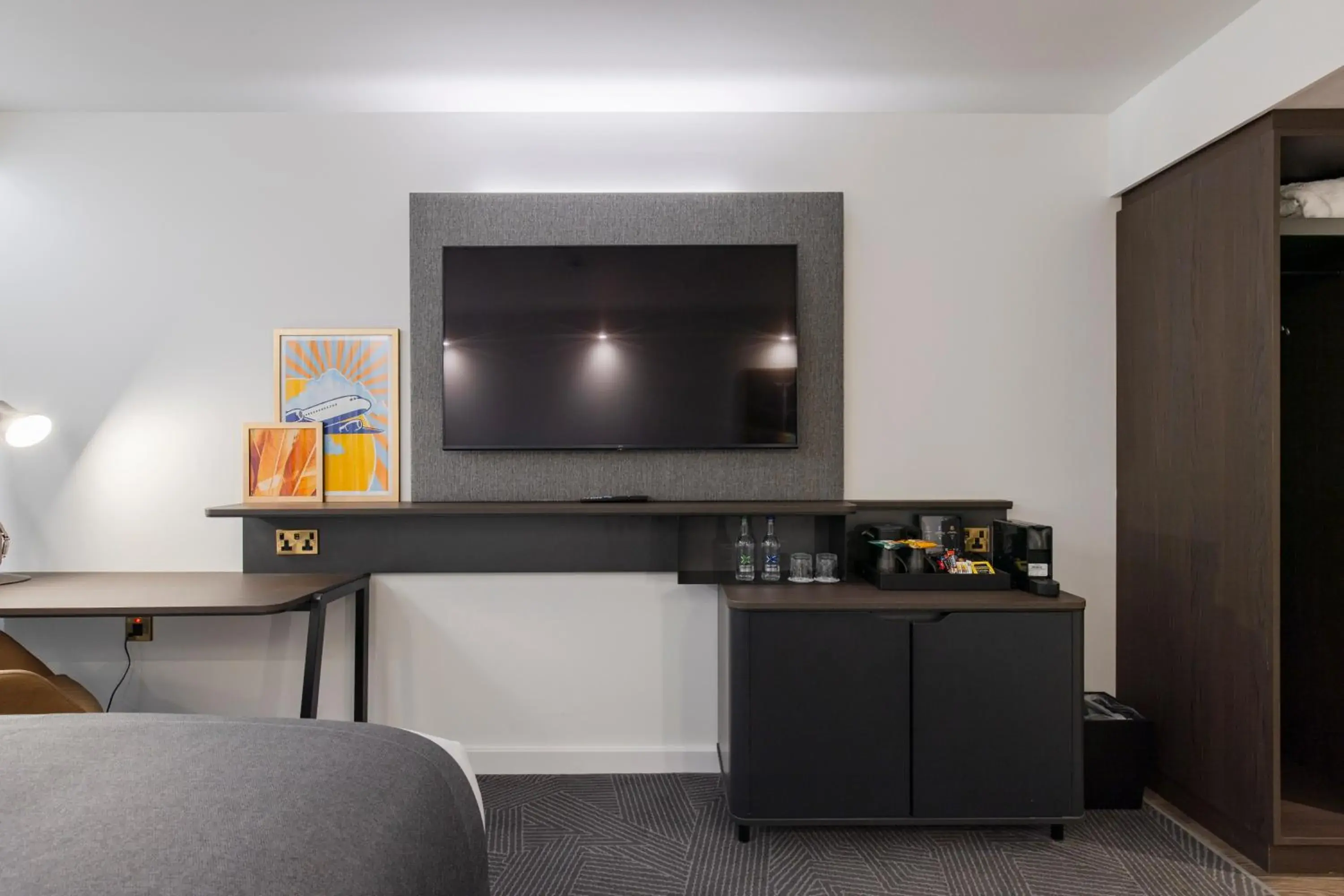 Premium Super King Room with Single Sofa Bed in Holiday Inn Bristol Airport by IHG Premium Super King Room with Single Sofa Bed in Holiday Inn Bristol Airport by IHG