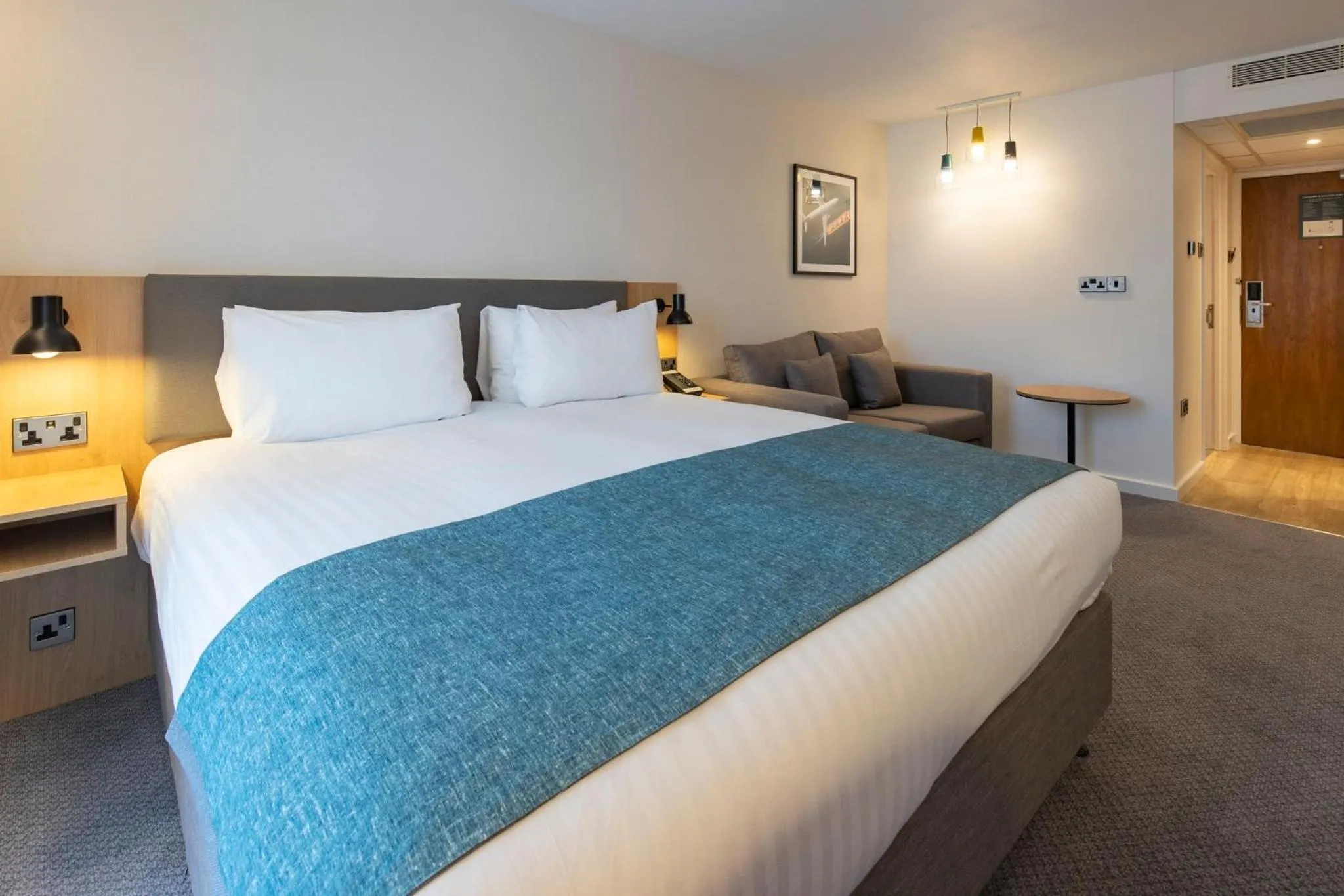 Photo of the whole room, Bed in Holiday Inn Bristol Airport by IHG
