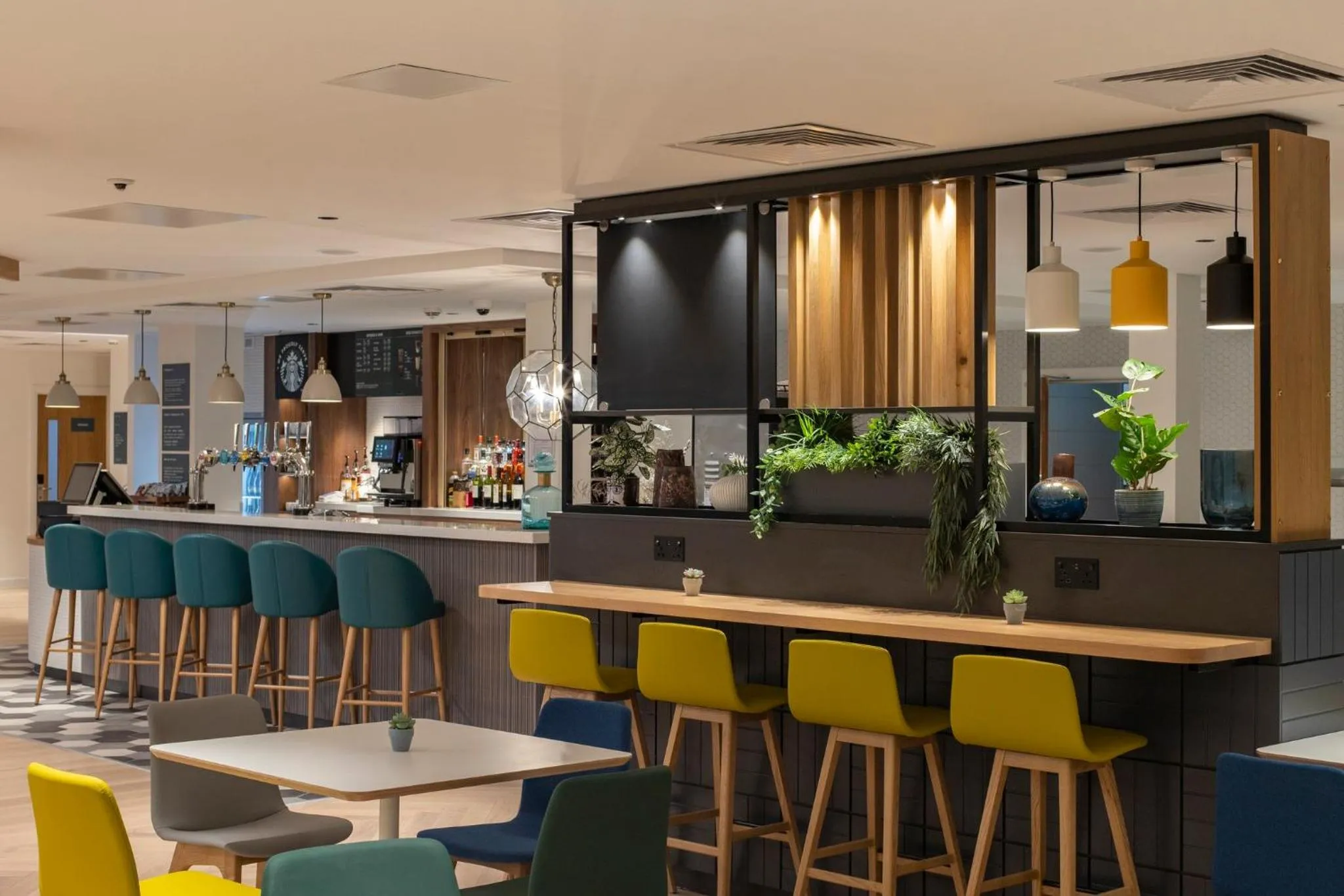 Lounge or bar in Holiday Inn Bristol Airport by IHG