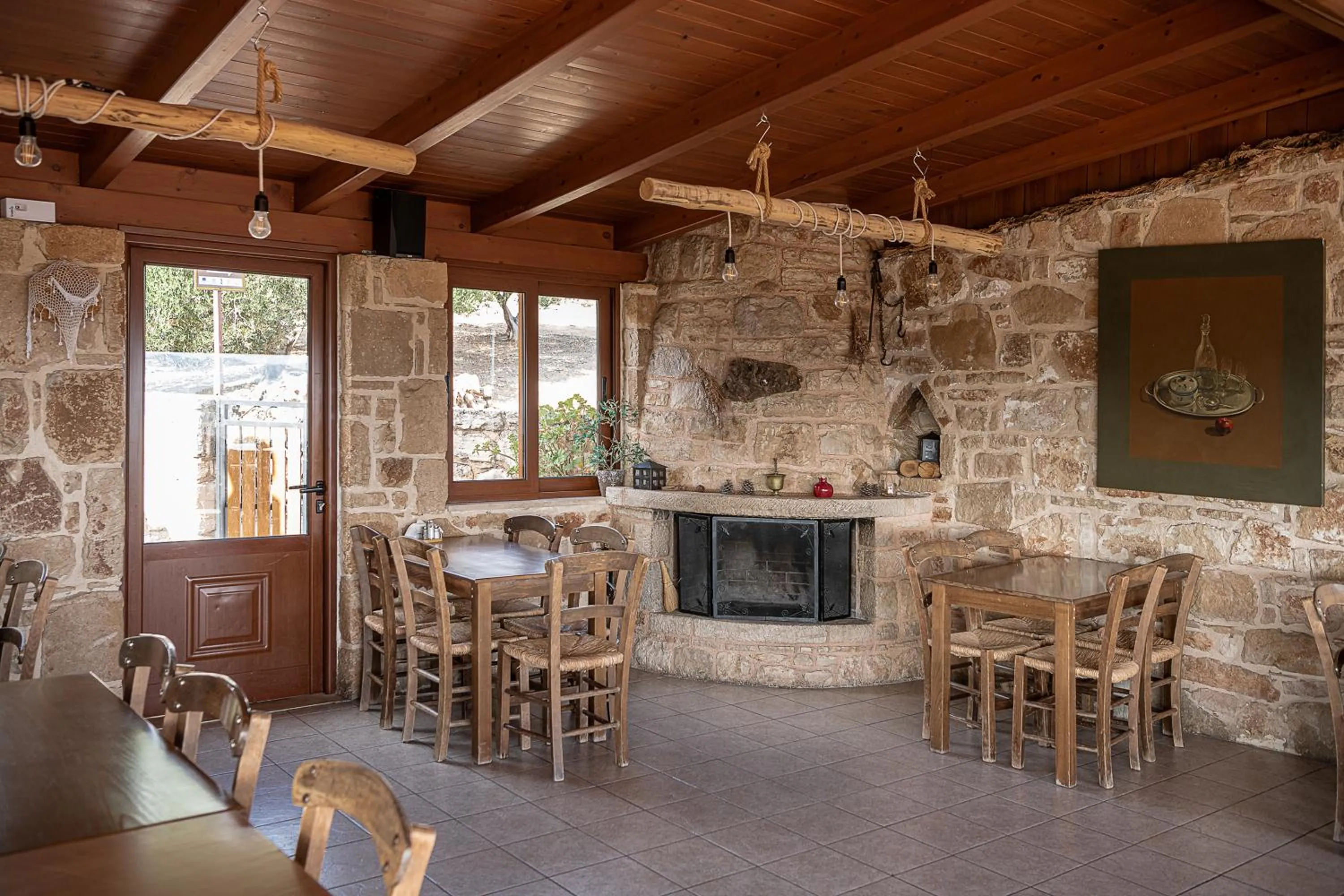 Restaurant/places to eat in Earino