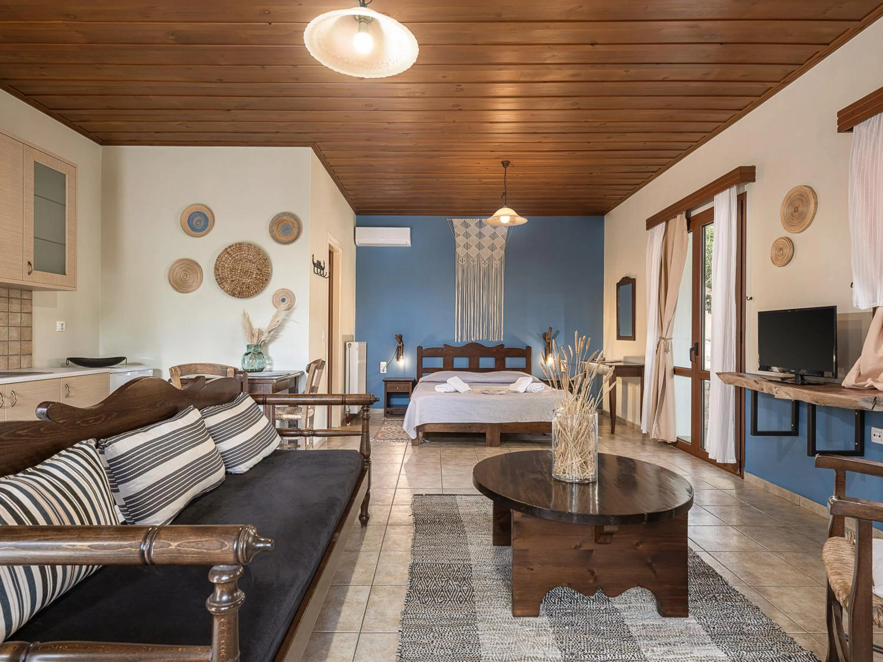 Photo of the whole room, Bed in Earino