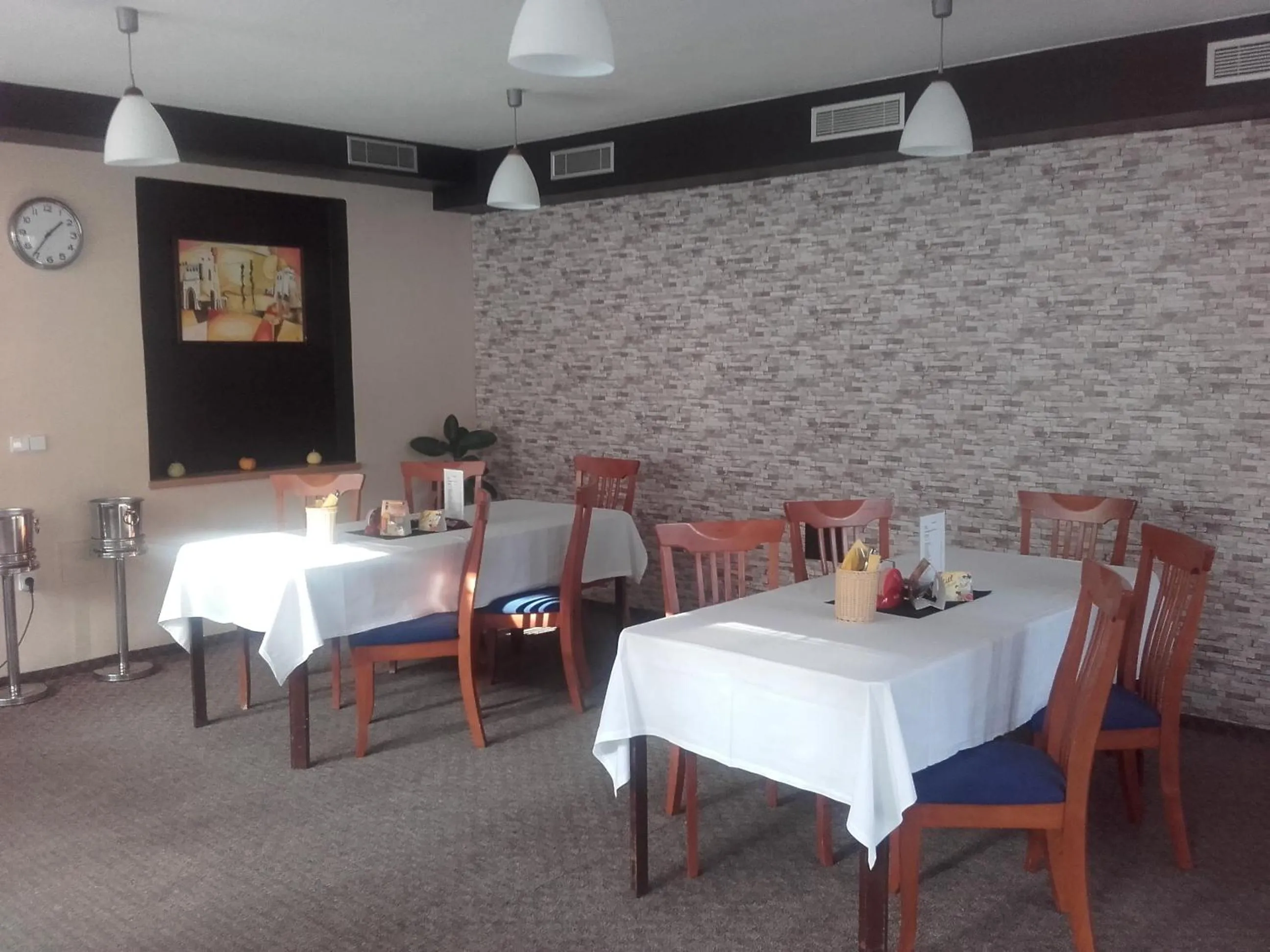 Restaurant/places to eat in Hotel Anna