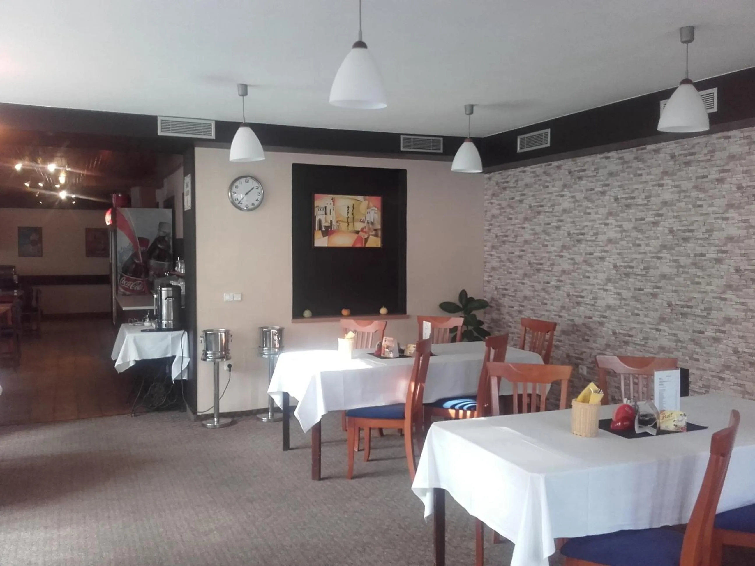 Restaurant/places to eat in Hotel Anna
