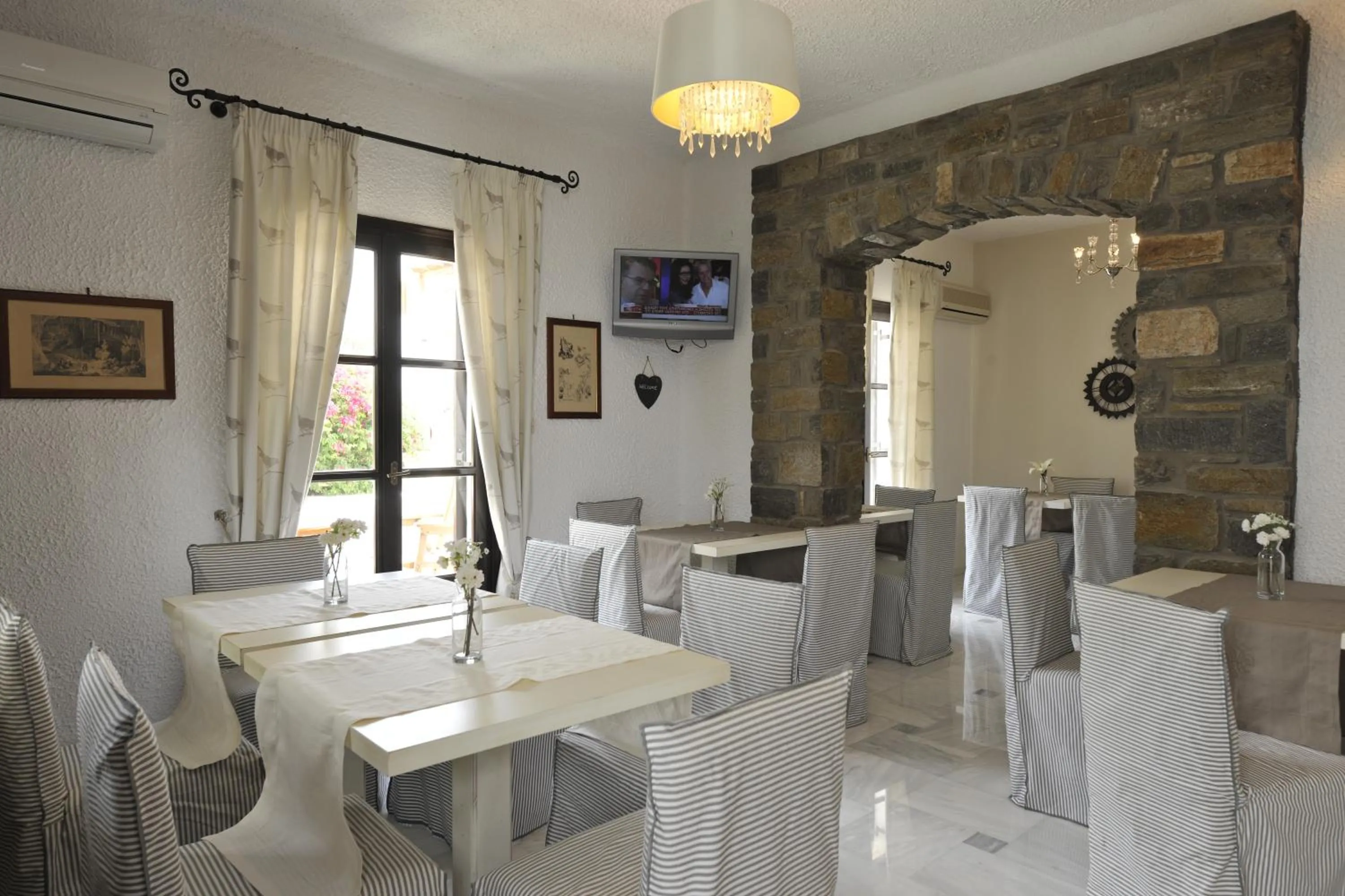 Restaurant/places to eat in Aella Residence