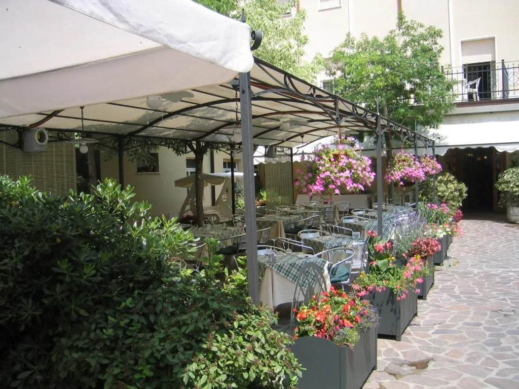 Restaurant/places to eat in Hotel Europa