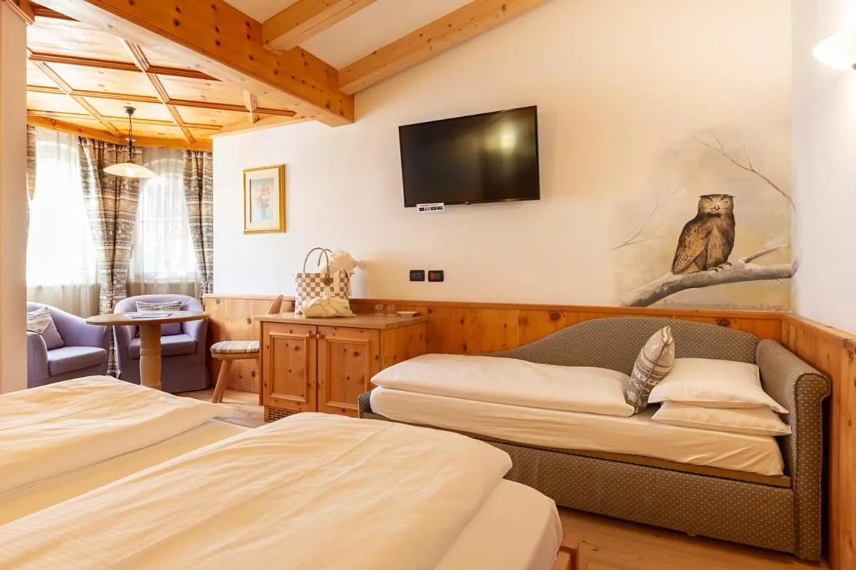 Seating area, Bed in Hotel Des Alpes