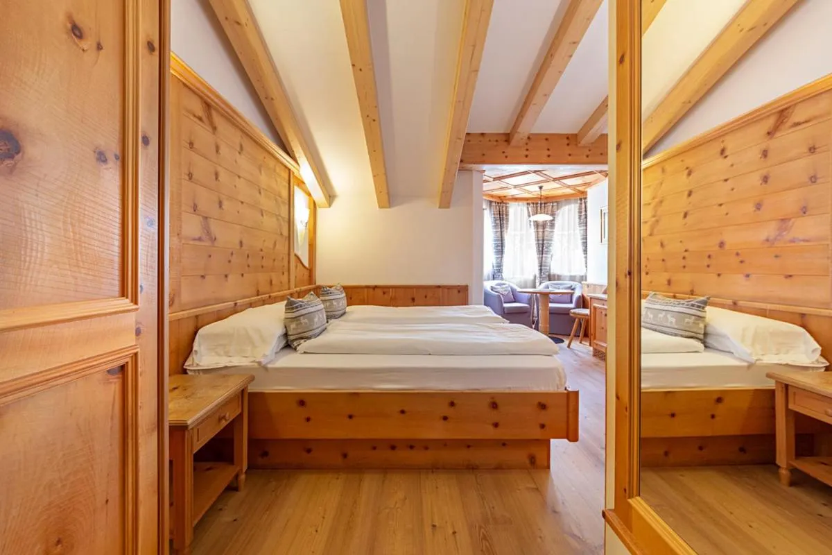 Photo of the whole room, Bed in Hotel Des Alpes