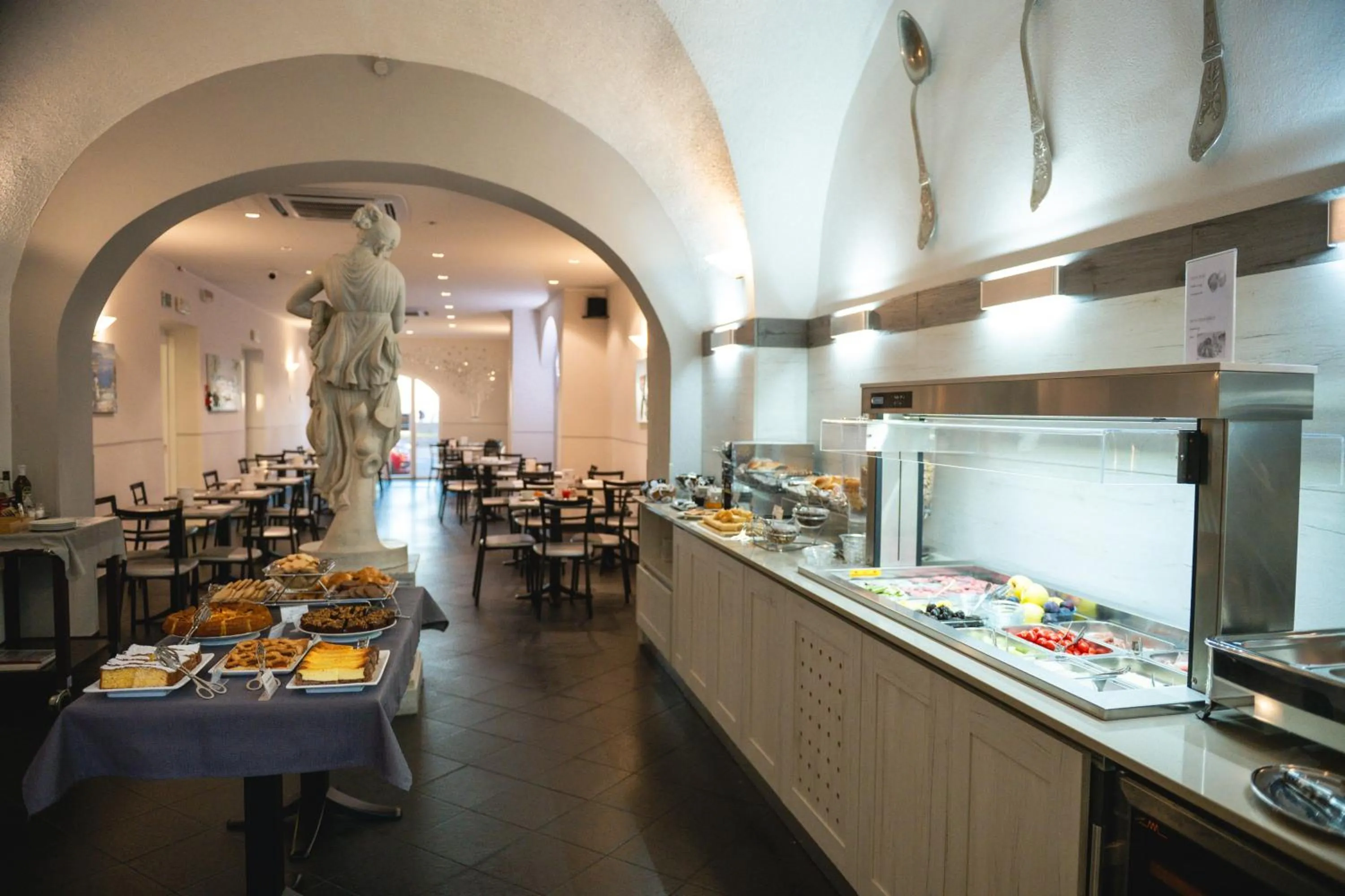 Restaurant/places to eat in Hotel Lido