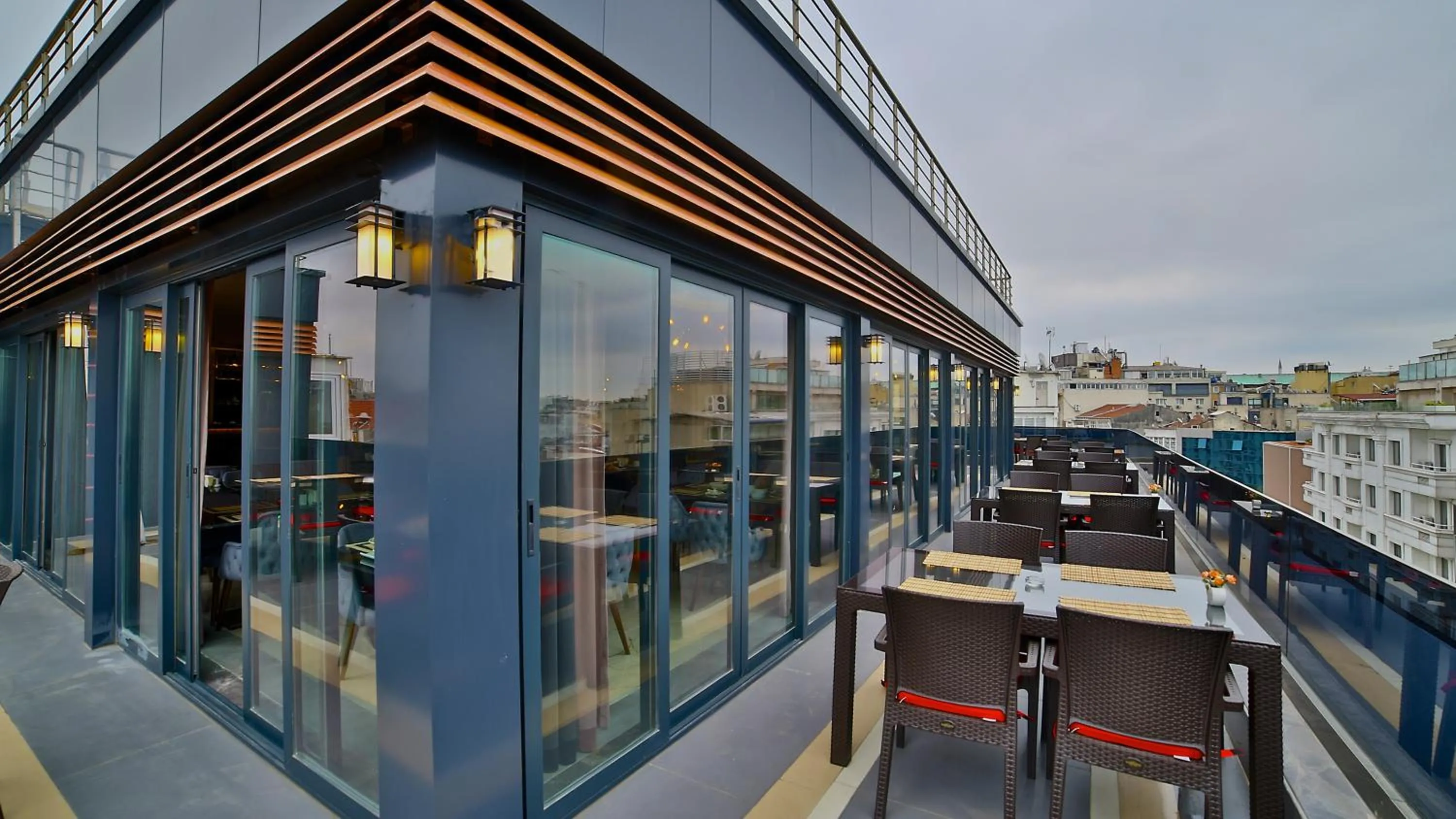 Restaurant/places to eat in Beethoven Premium Hotel