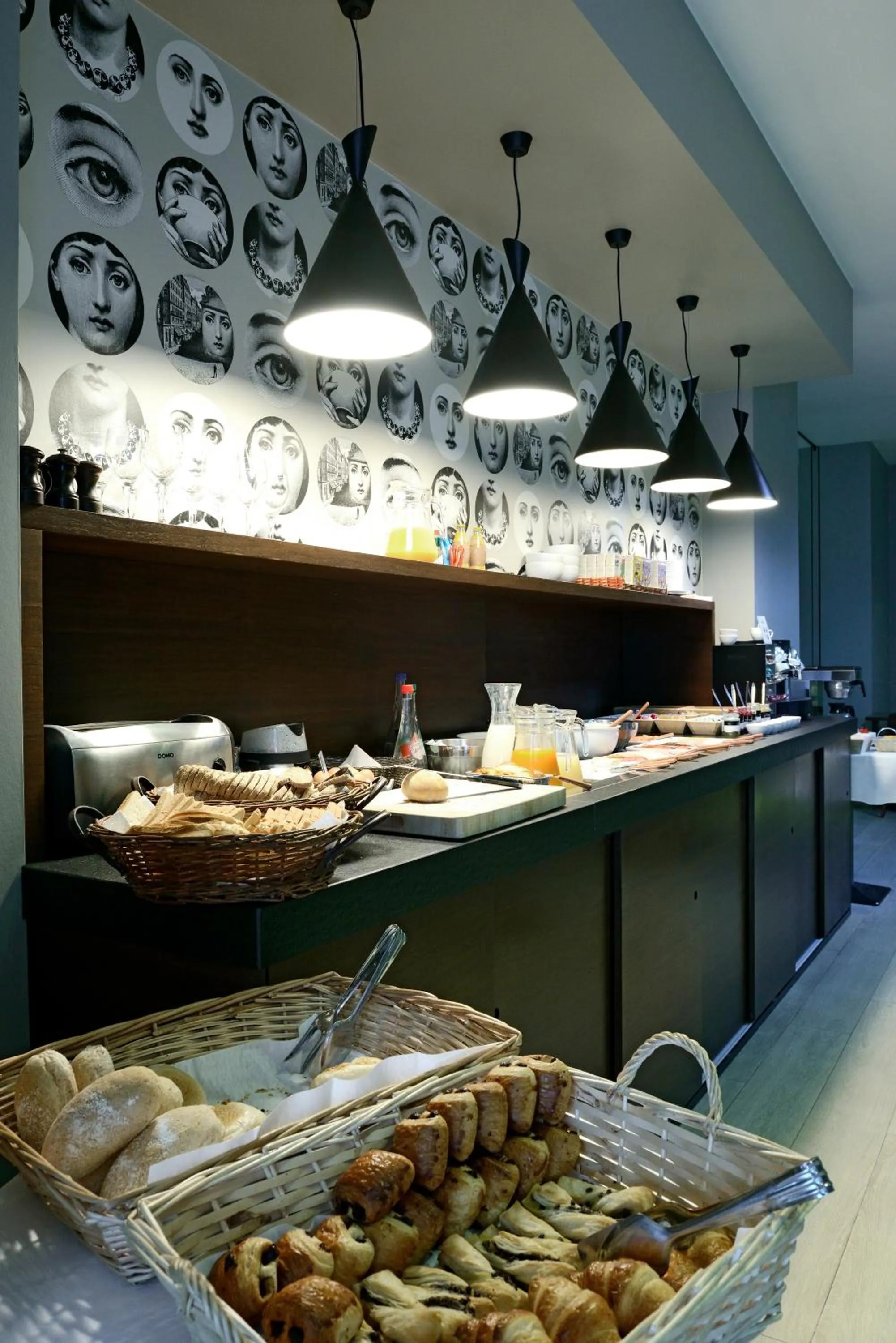 Food and drinks in Square Hotel