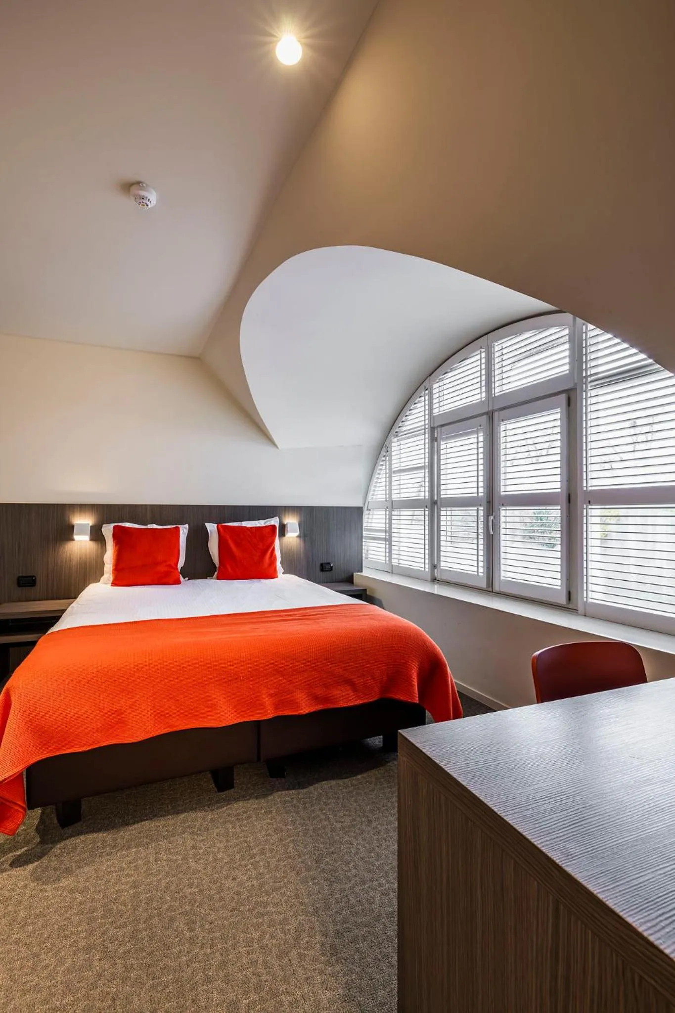 Photo of the whole room, Bed in Square Hotel