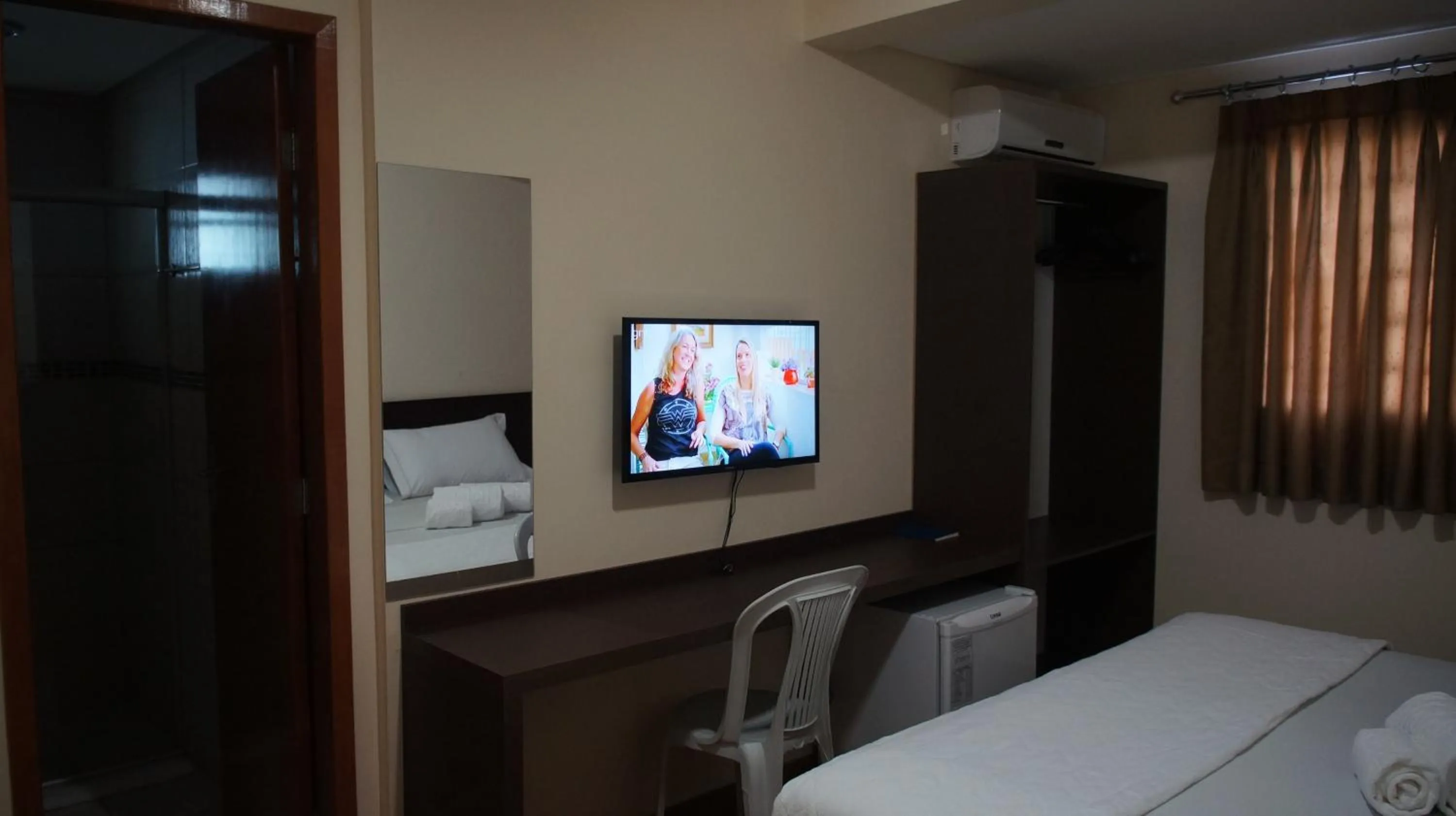 Photo of the whole room, Bed in Pinheiros Hotel