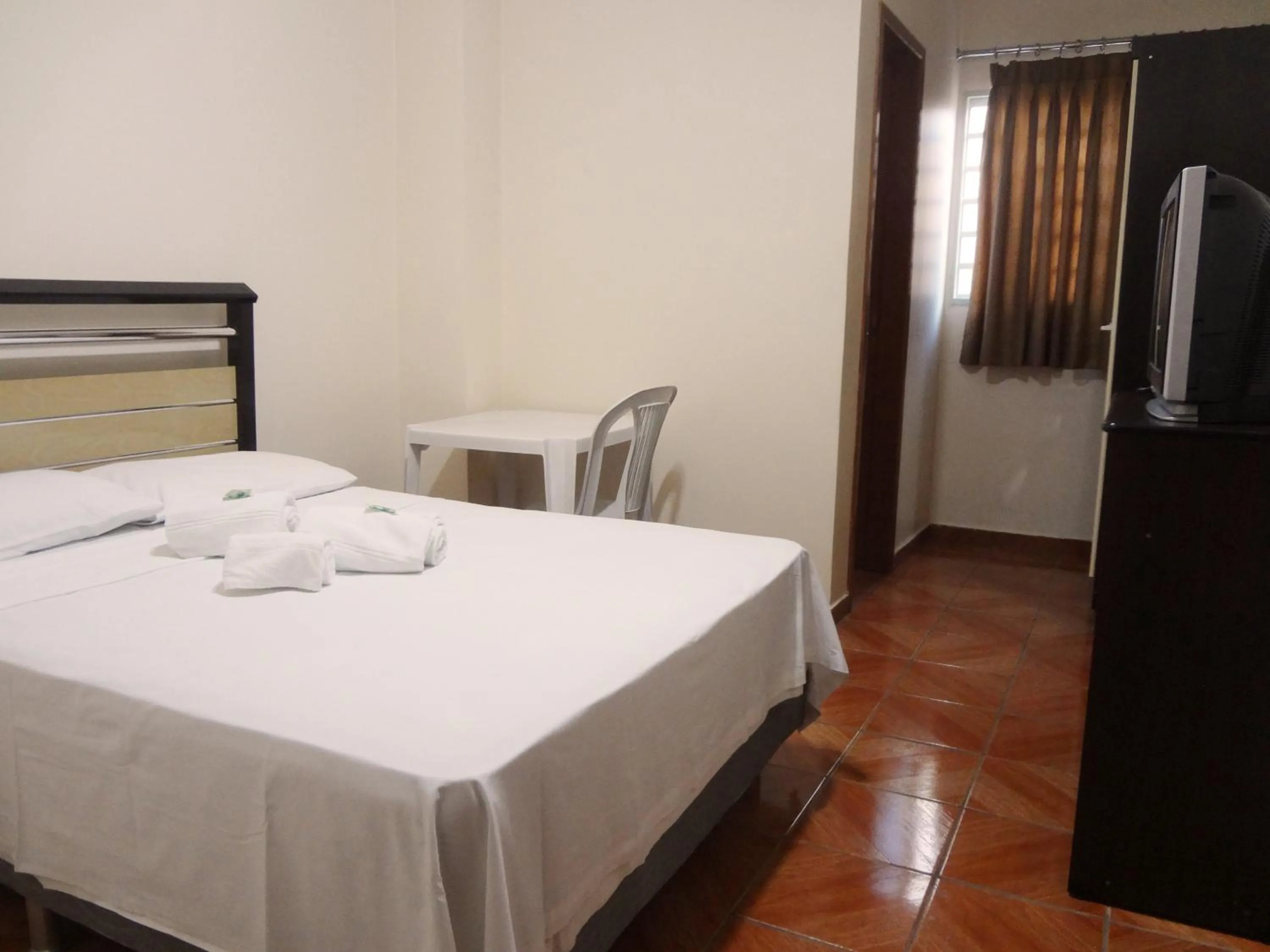 Photo of the whole room, Bed in Pinheiros Hotel