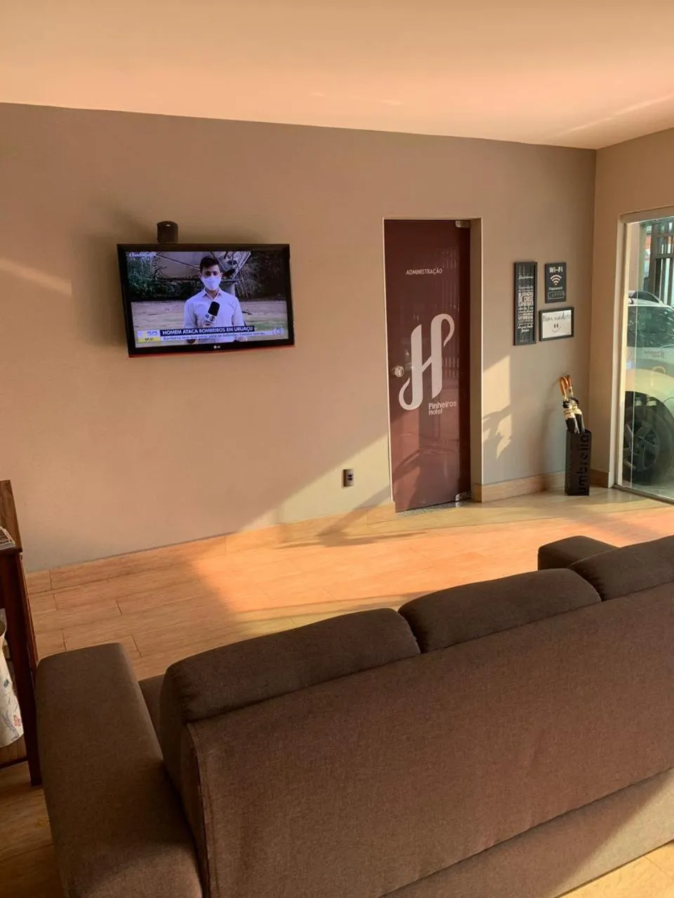 Communal lounge/ TV room in Pinheiros Hotel