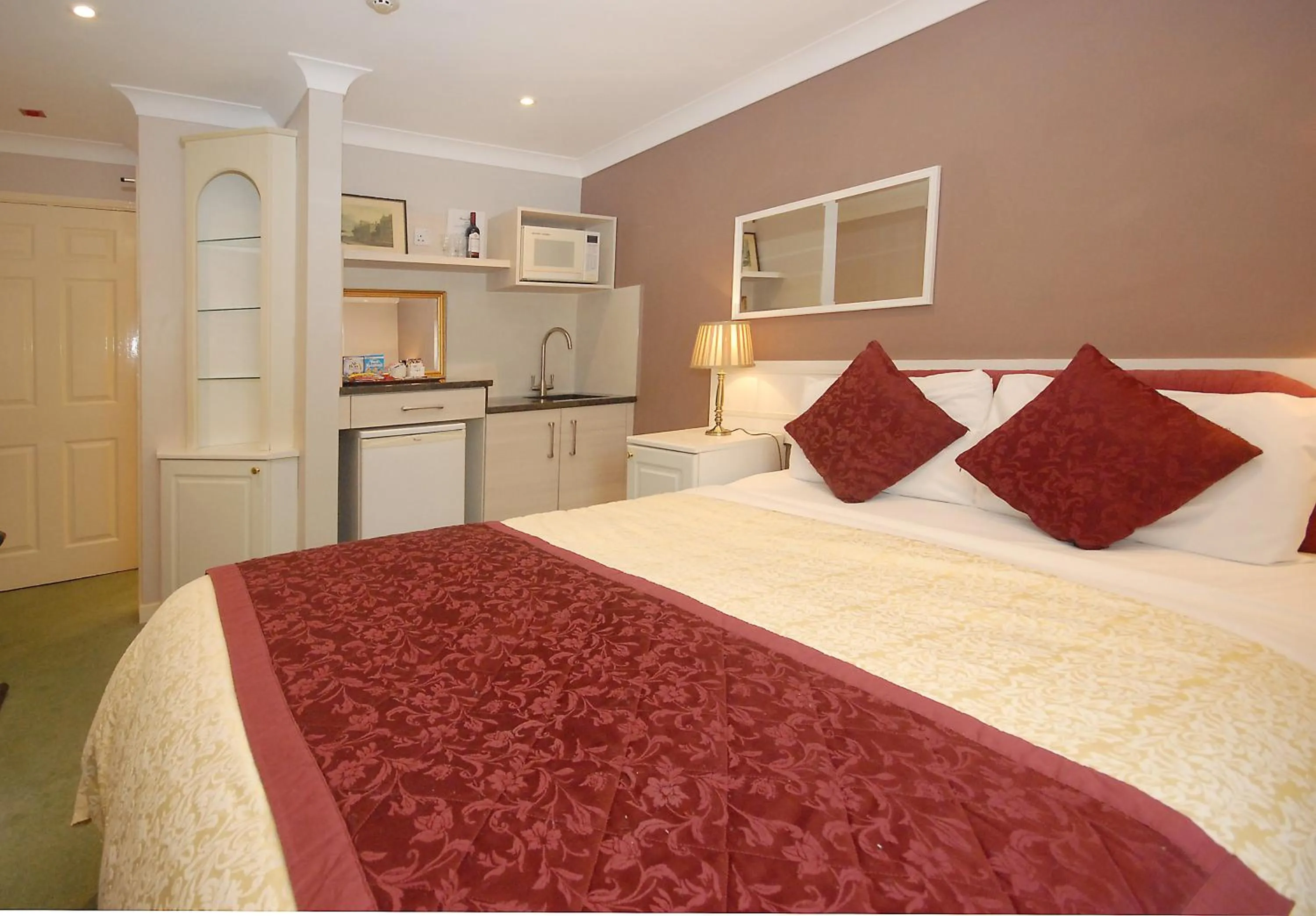 Kitchen or kitchenette, Bed in Marlborough House - Guest House