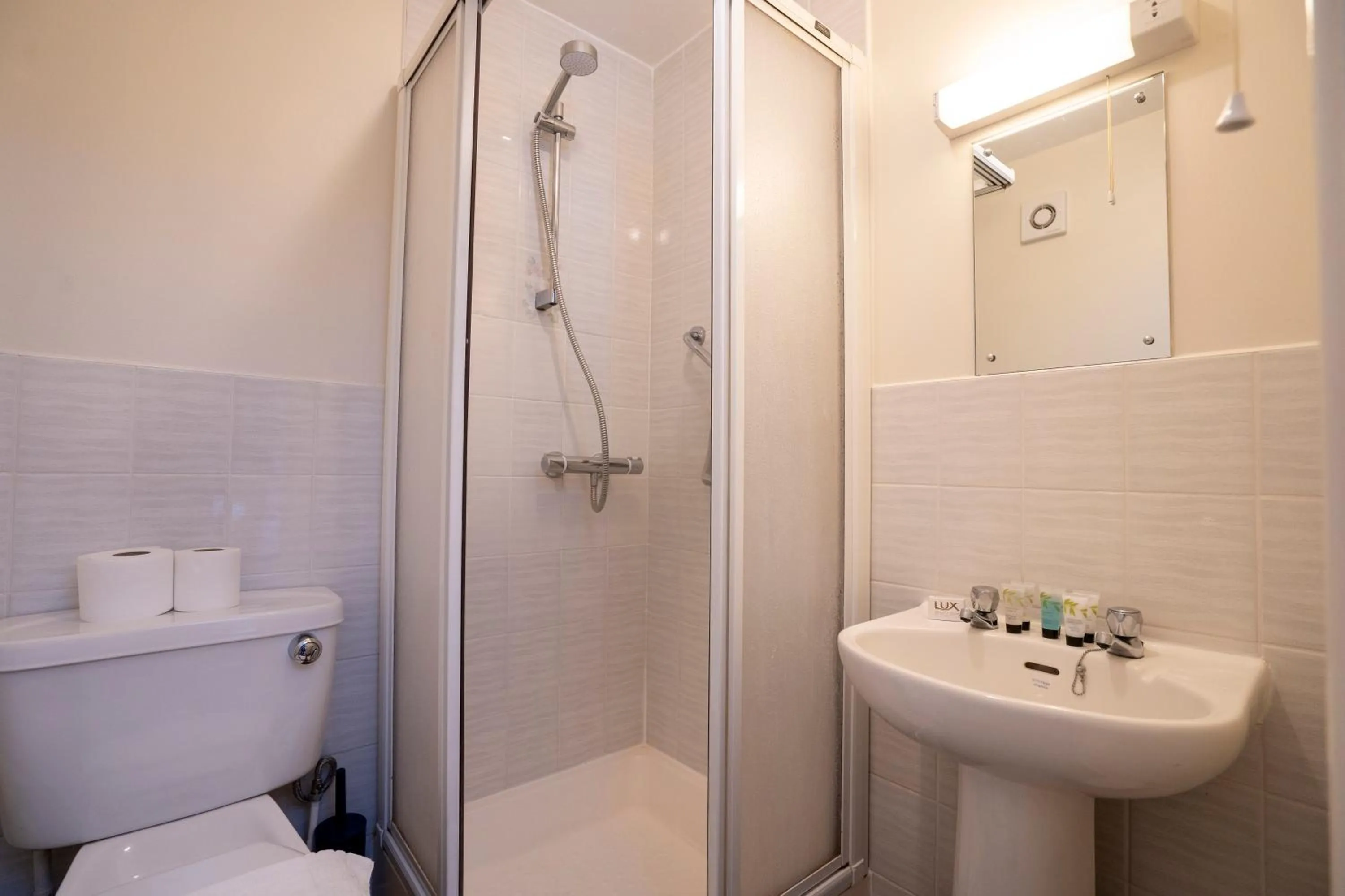 Shower in Marlborough House - Guest House