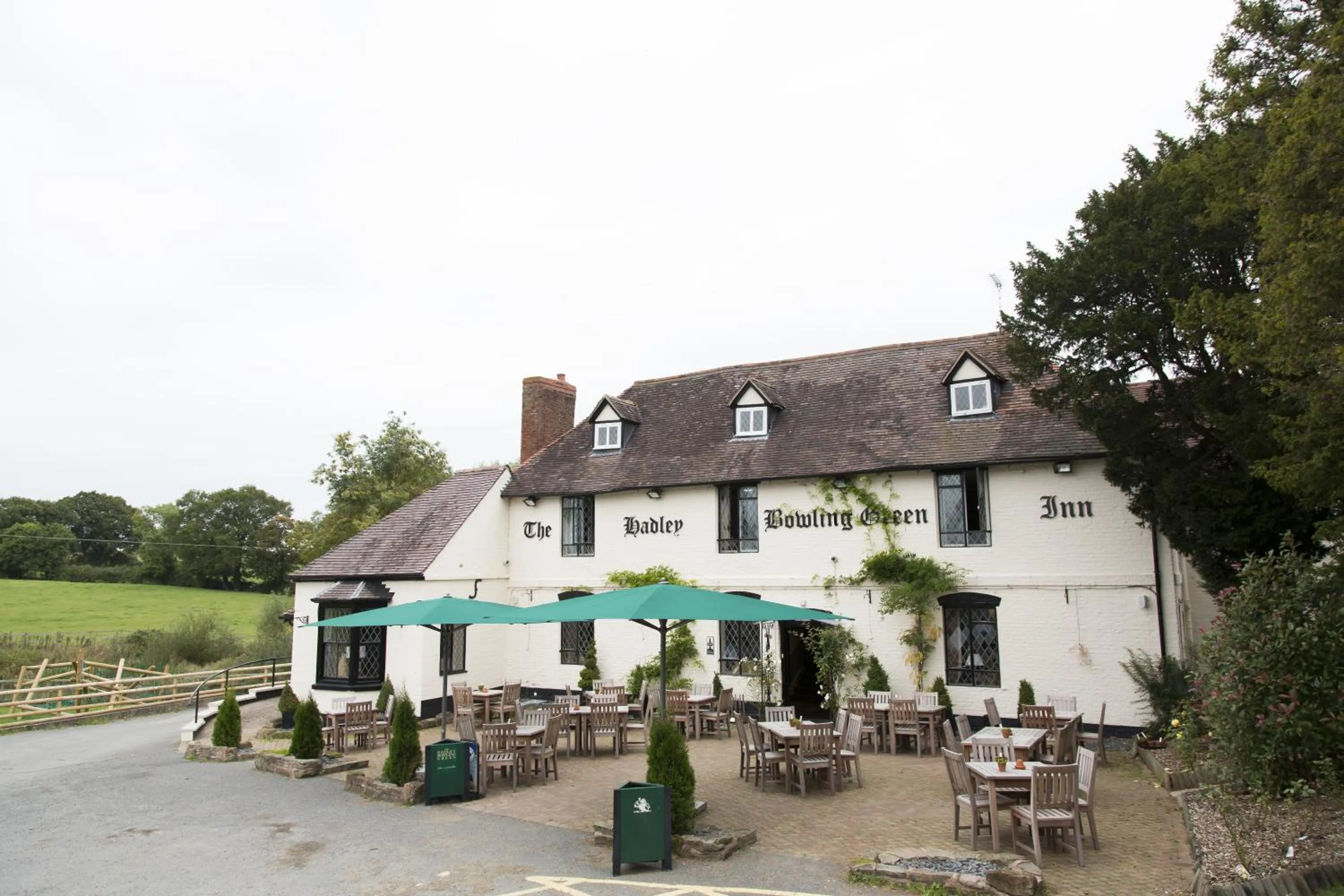 Facade/entrance in Hadley Bowling Green Inn