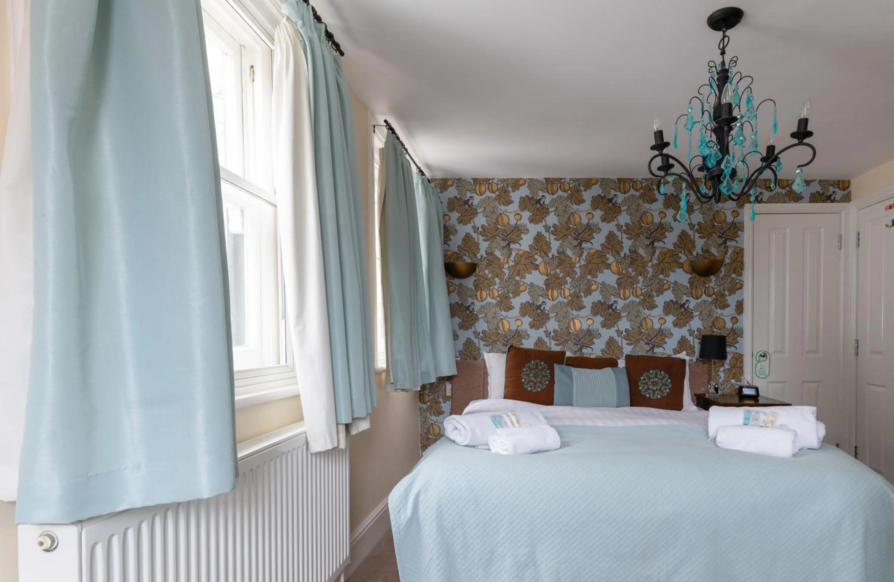 Bathroom, Bed in The Union Inn