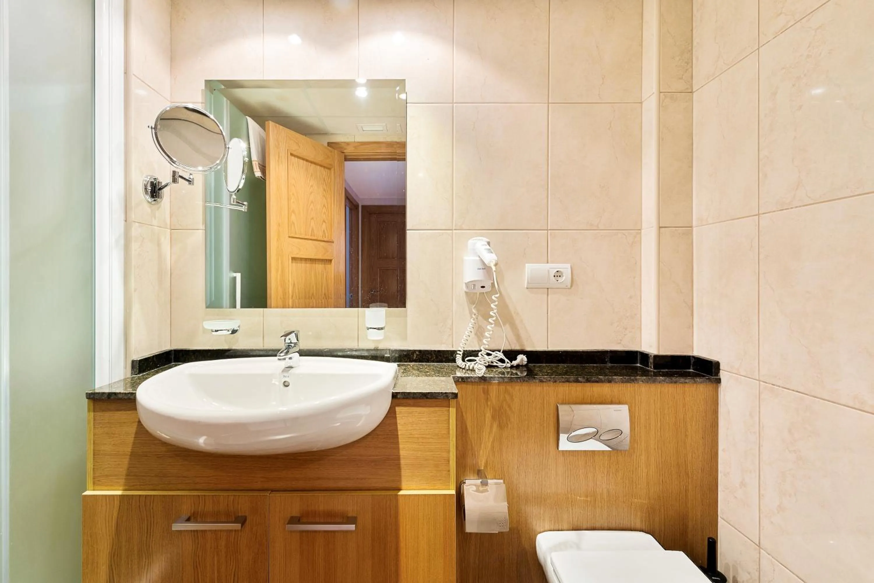 Shower in Macdonald La Ermita Resort