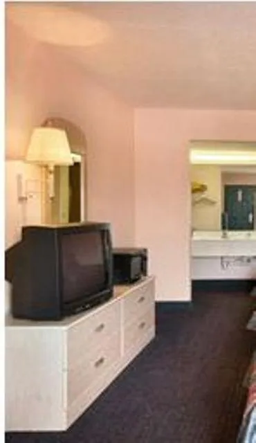 TV and multimedia, Bed in Super 8 by Wyndham Columbia