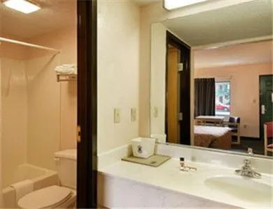 Bathroom, Bed in Super 8 by Wyndham Columbia