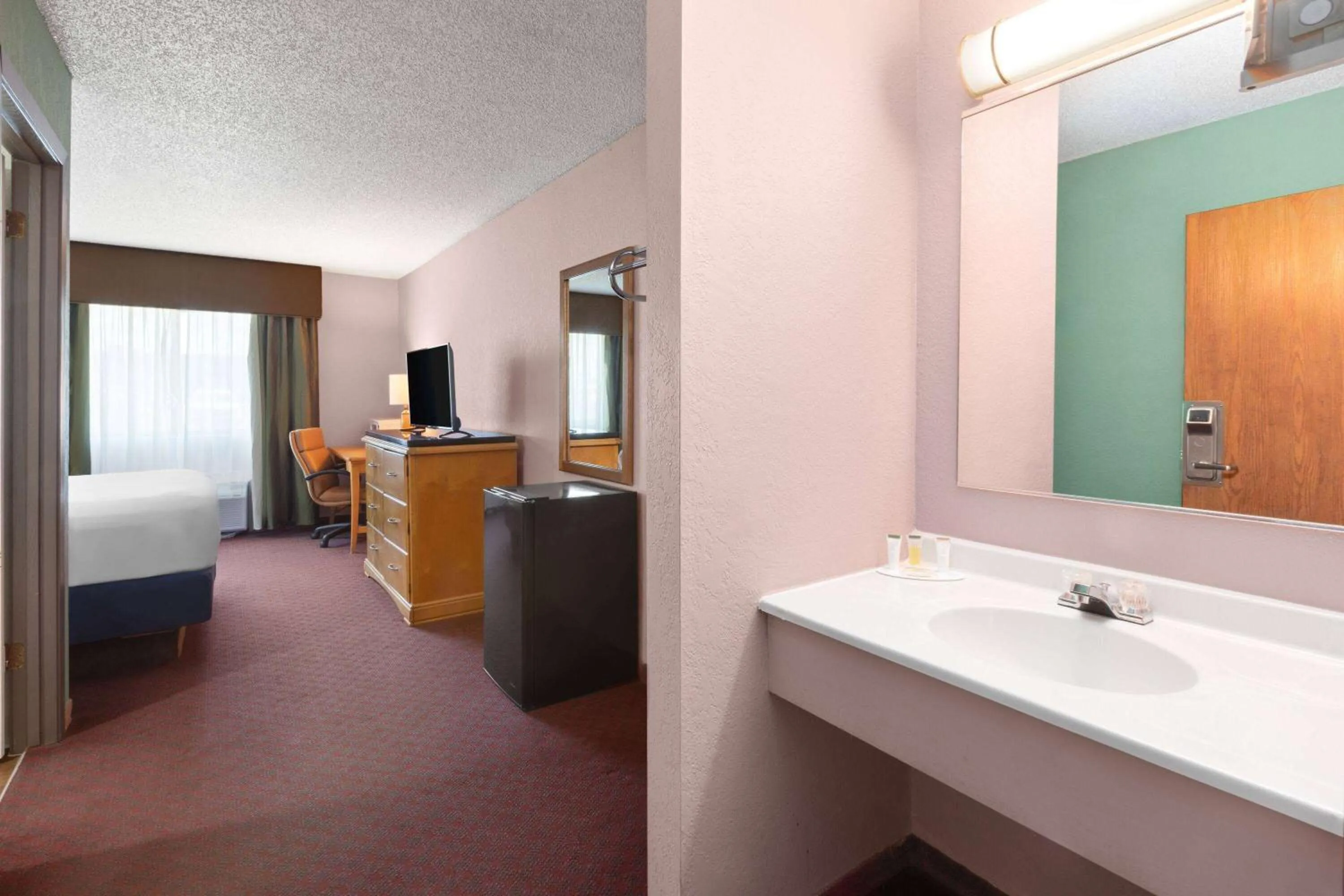 Photo of the whole room in Travelodge by Wyndham Redwood Falls