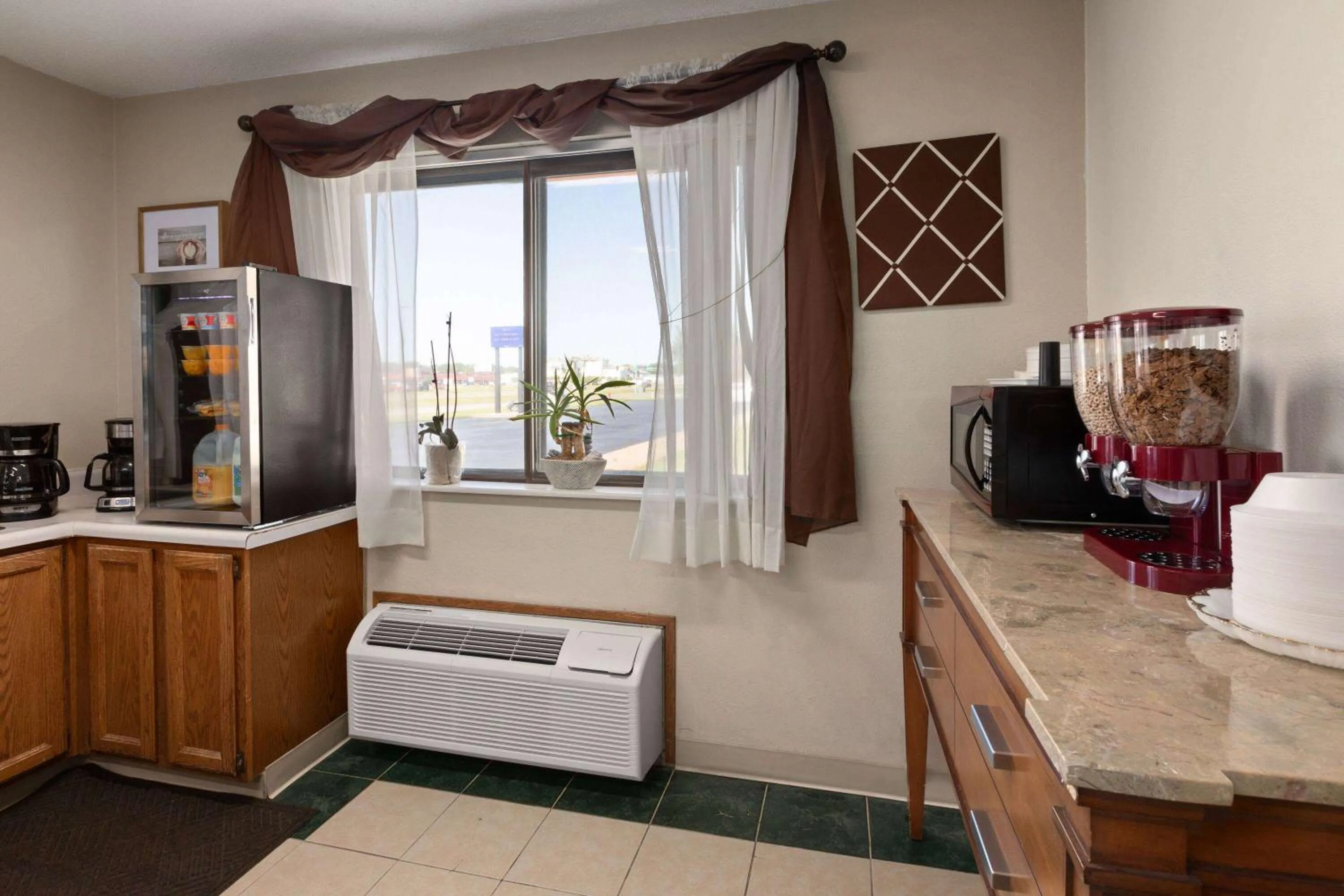 Breakfast in Travelodge by Wyndham Redwood Falls