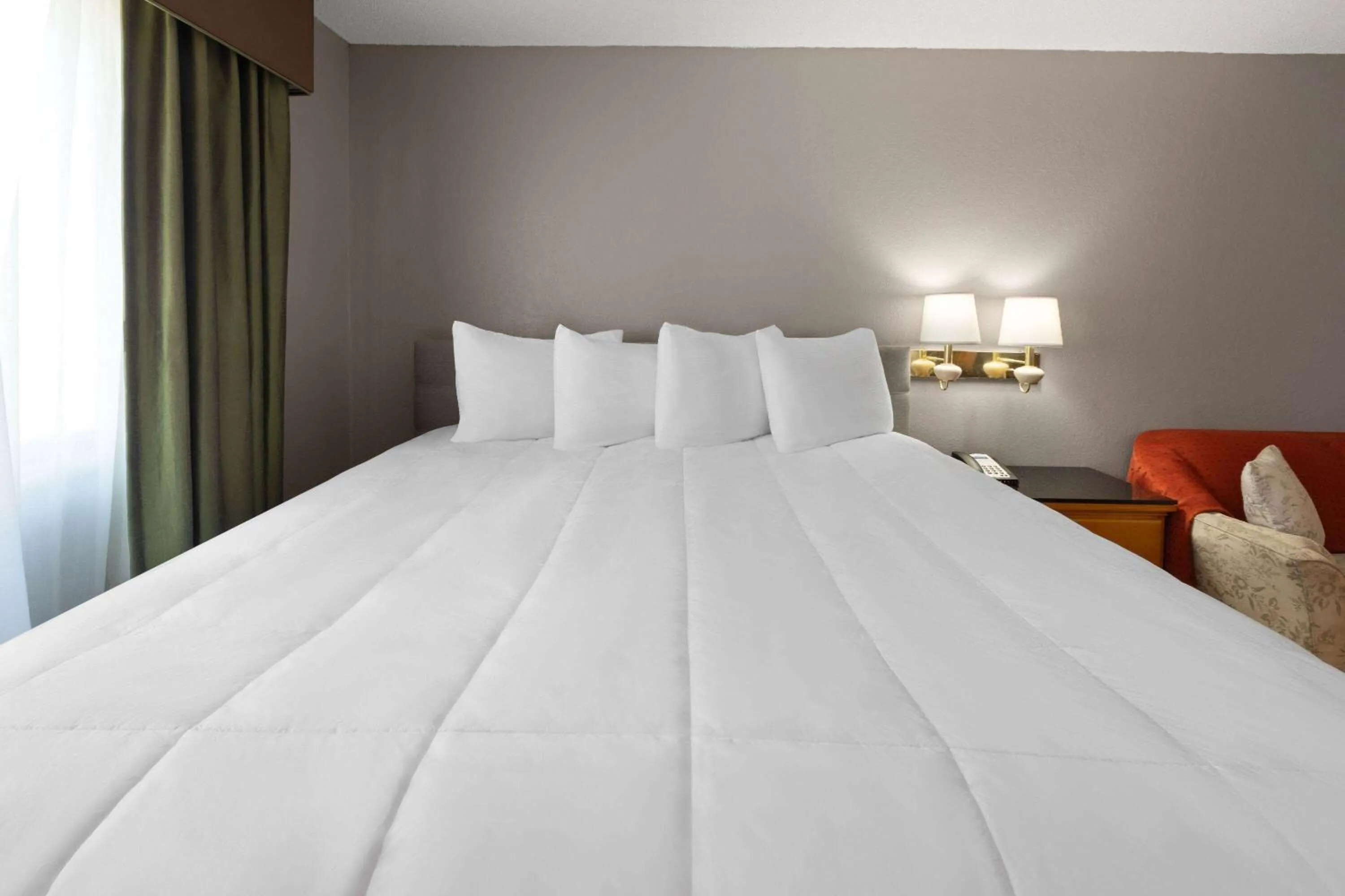 Photo of the whole room, Bed in Travelodge by Wyndham Redwood Falls