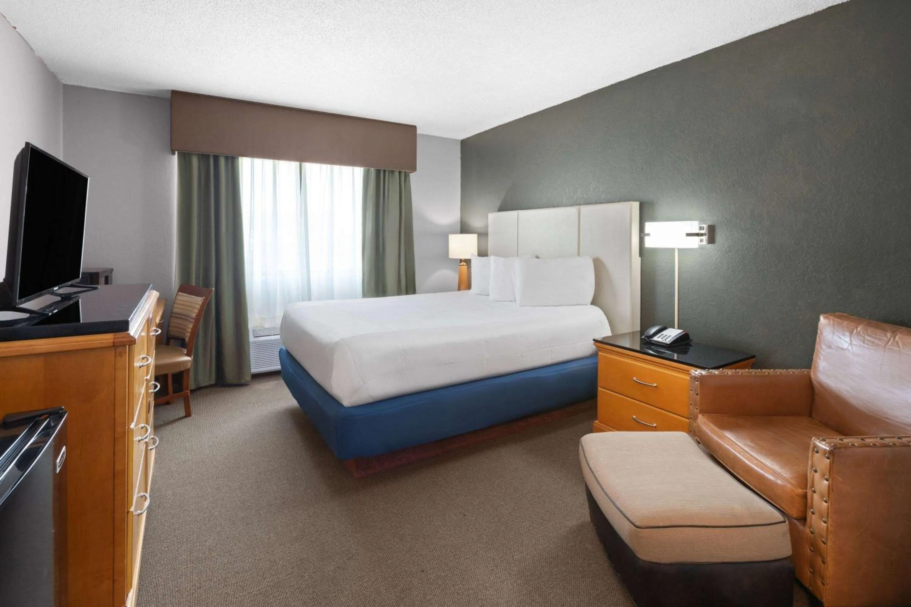 Photo of the whole room, Bed in Travelodge by Wyndham Redwood Falls
