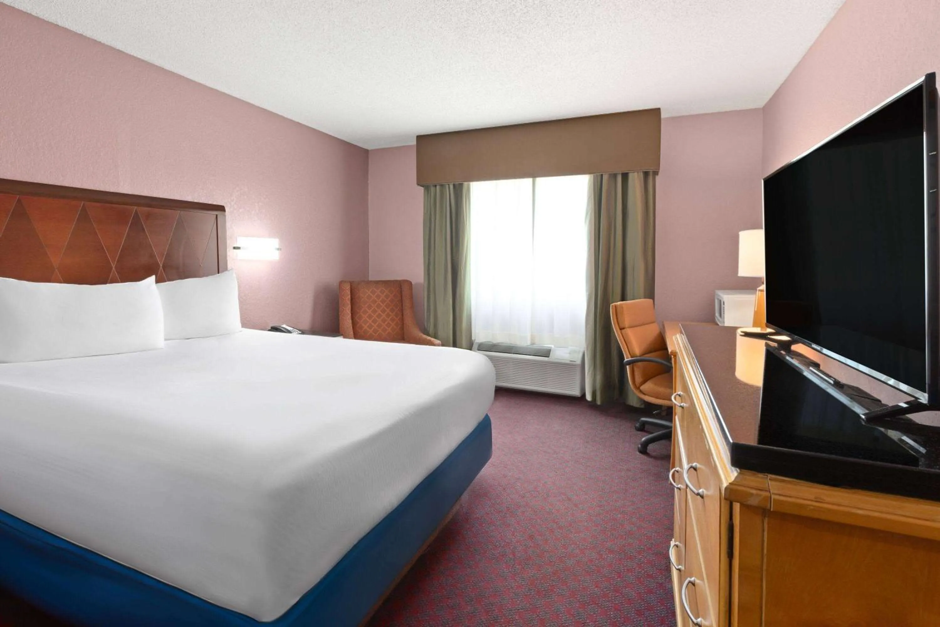 Photo of the whole room, Bed in Travelodge by Wyndham Redwood Falls