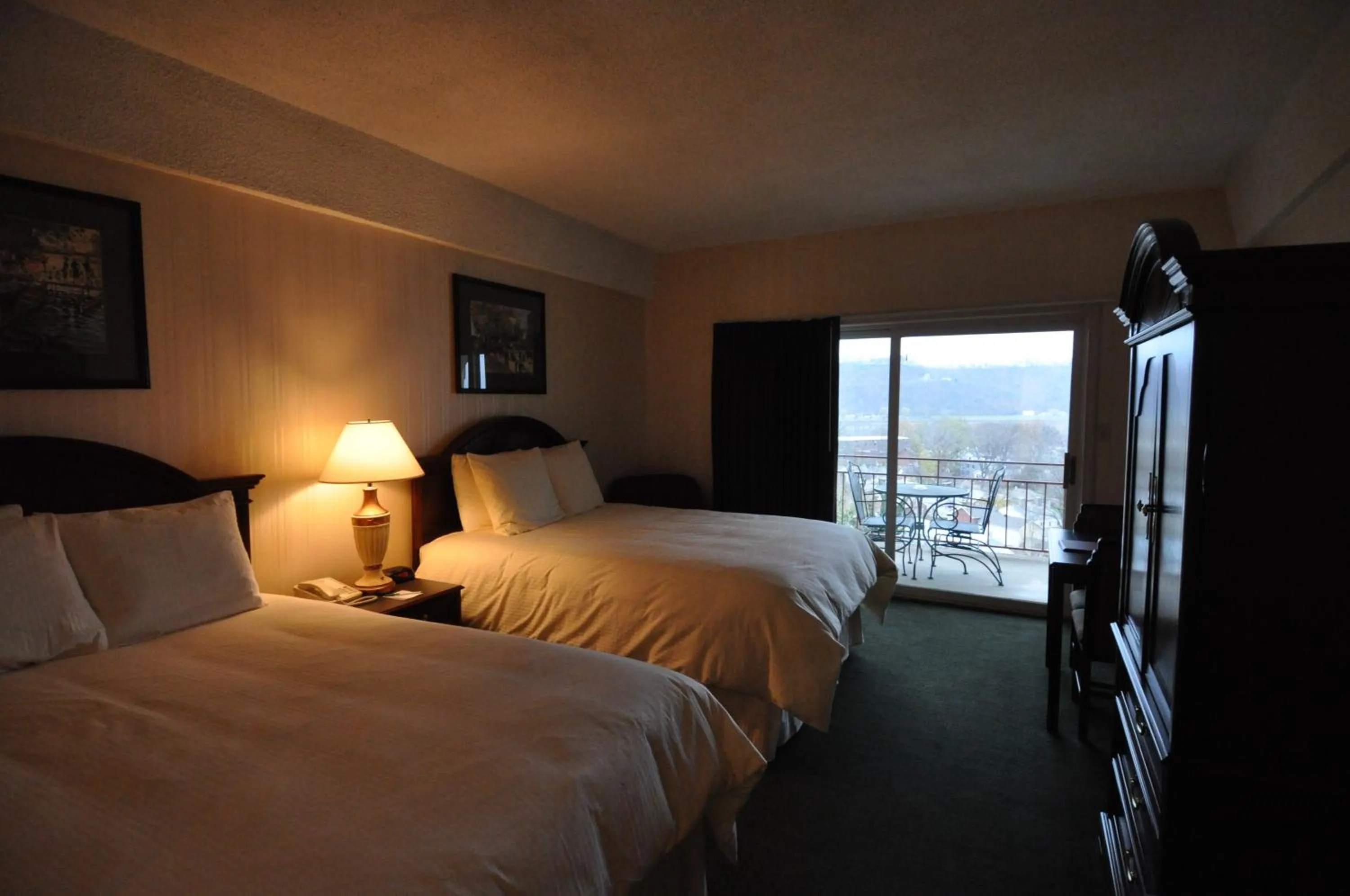 Bedroom, Bed in Hillside Inn